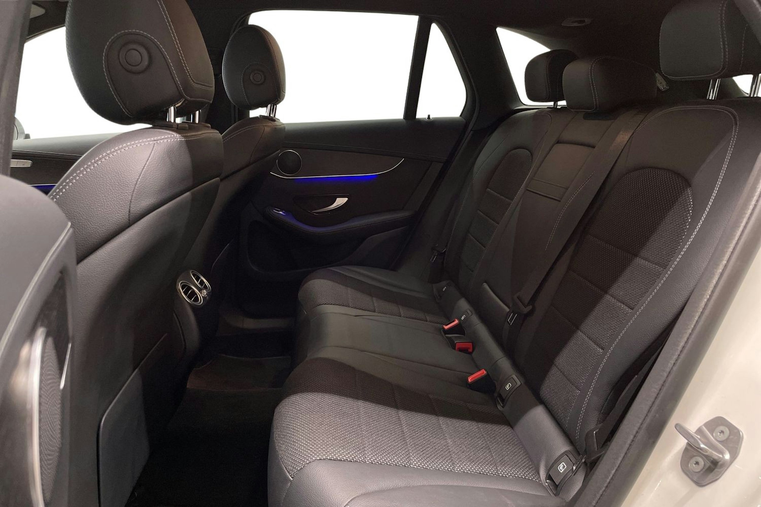 valkoinen Mercedes-Benz GLC 2021 kuva 10.