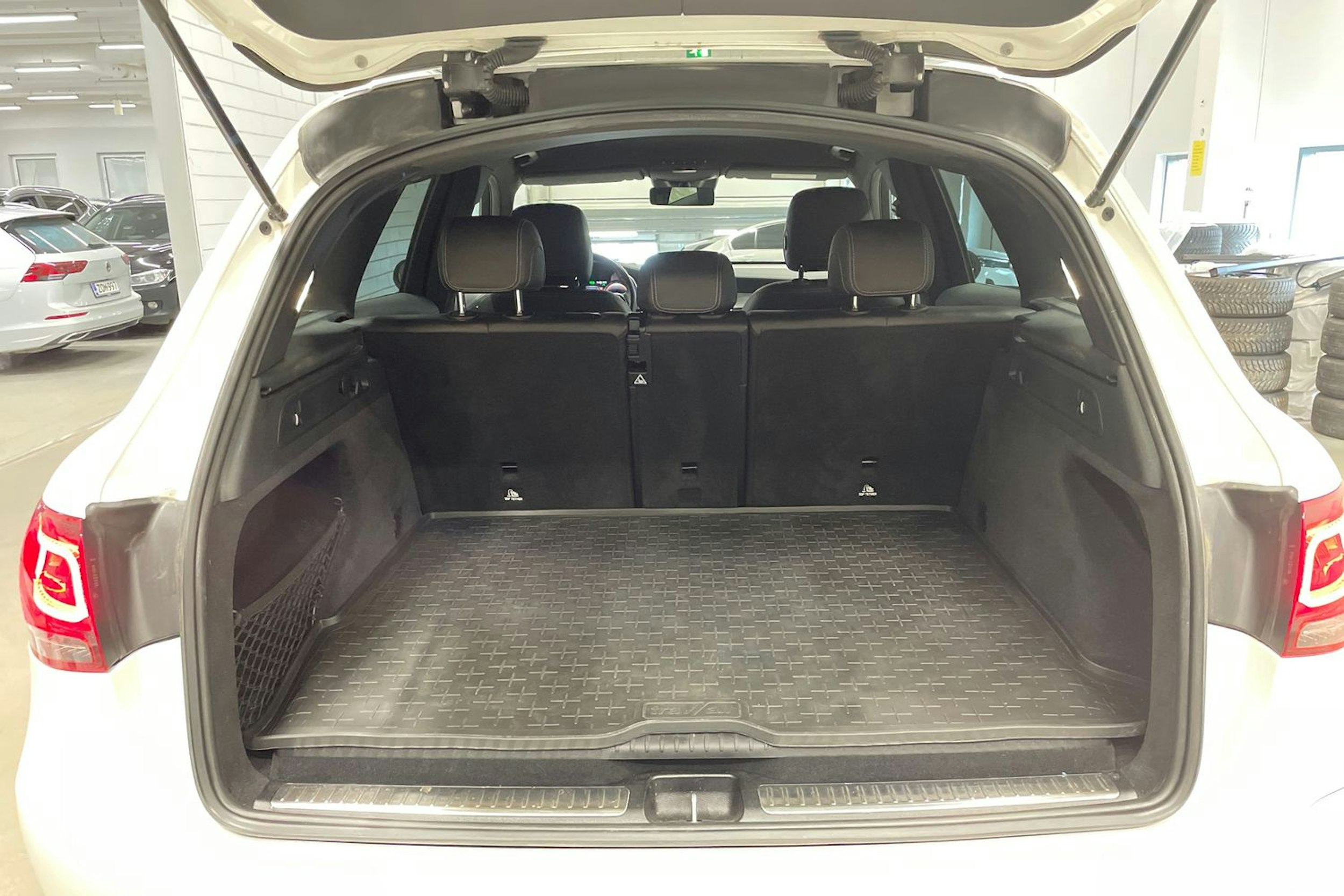 valkoinen Mercedes-Benz GLC 2021 kuva 15.