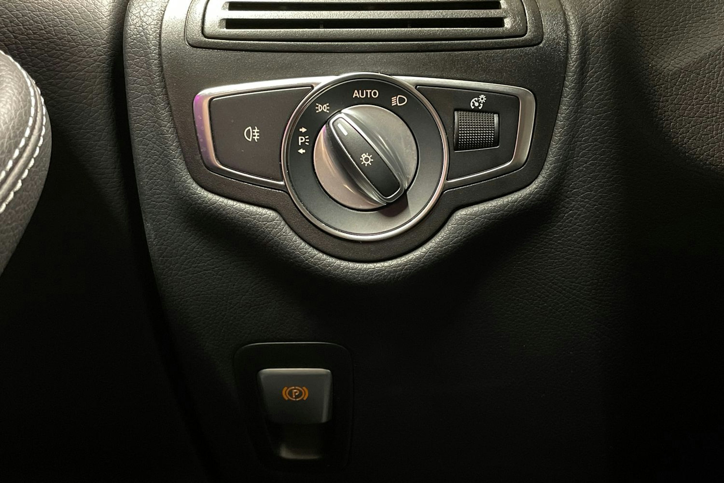 valkoinen Mercedes-Benz GLC 2021 kuva 25.