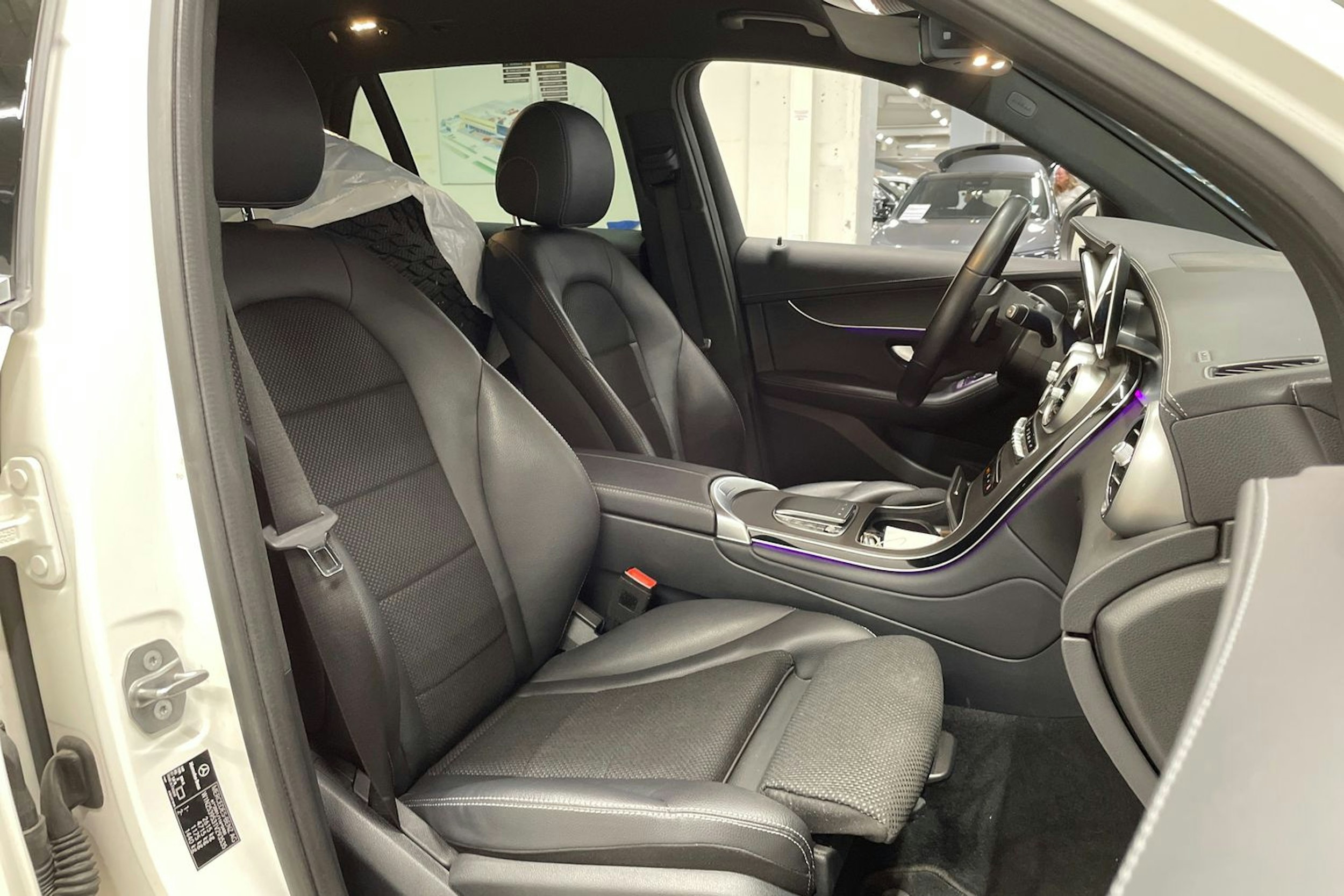 valkoinen Mercedes-Benz GLC 2021 kuva 31.