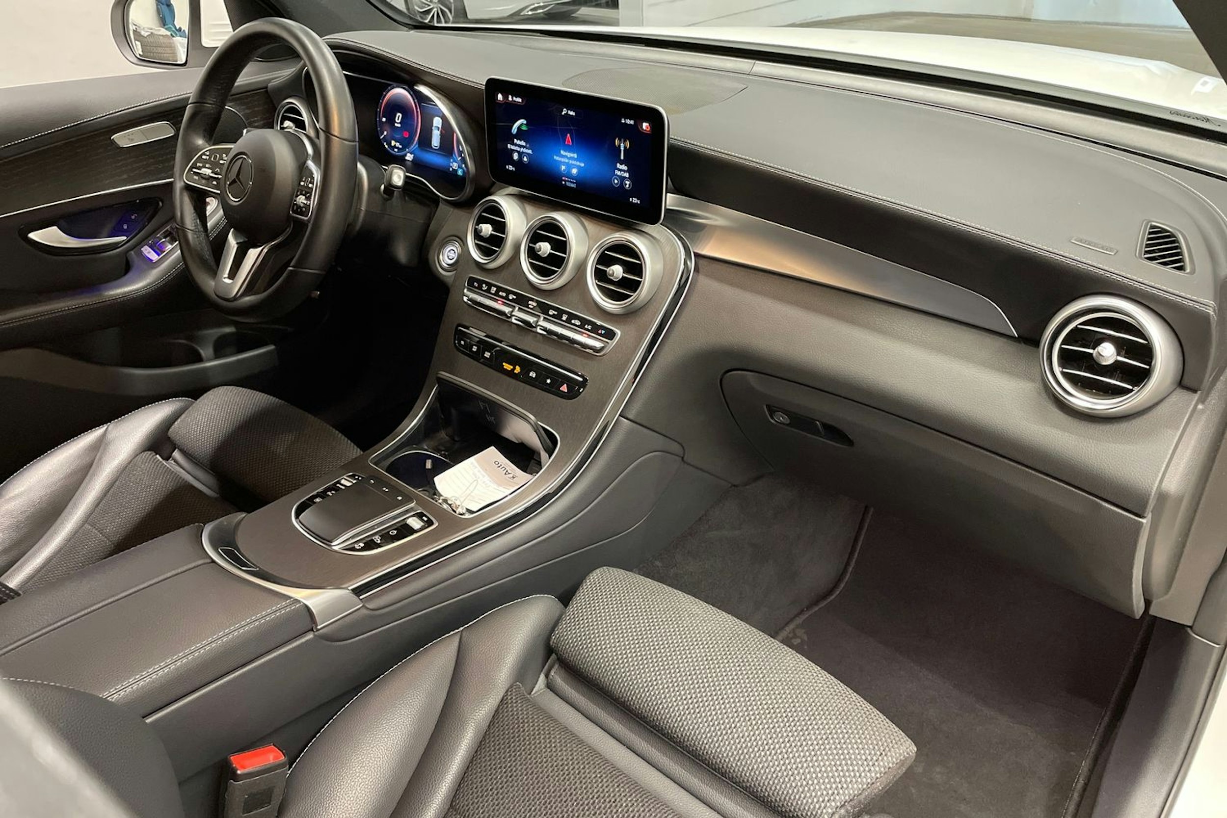 valkoinen Mercedes-Benz GLC 2021 kuva 32.