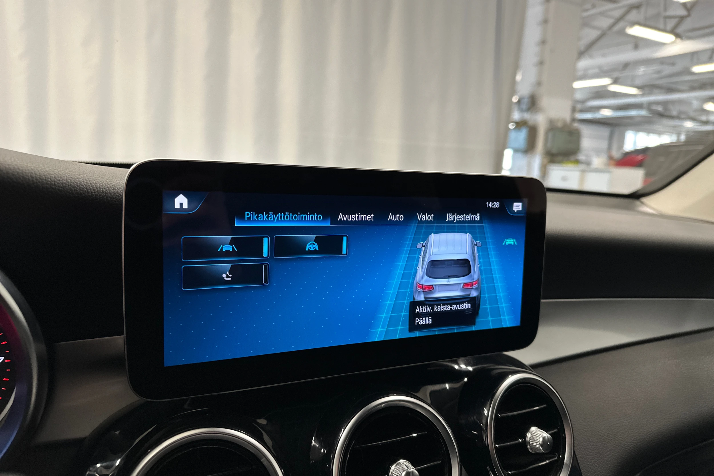 valkoinen Mercedes-Benz GLC 2021 kuva 22.