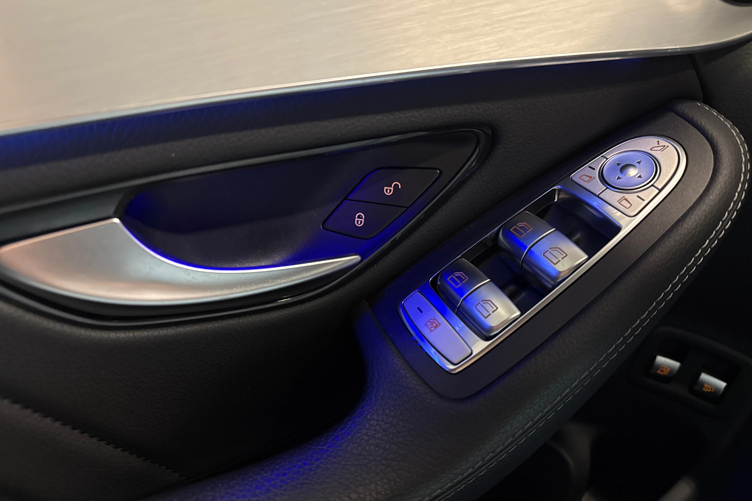 musta Mercedes-Benz GLC 2021 kuva 20.