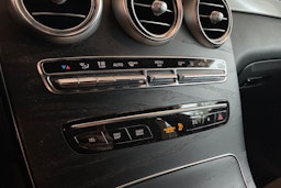 musta Mercedes-Benz GLC 2021 kuva 21.