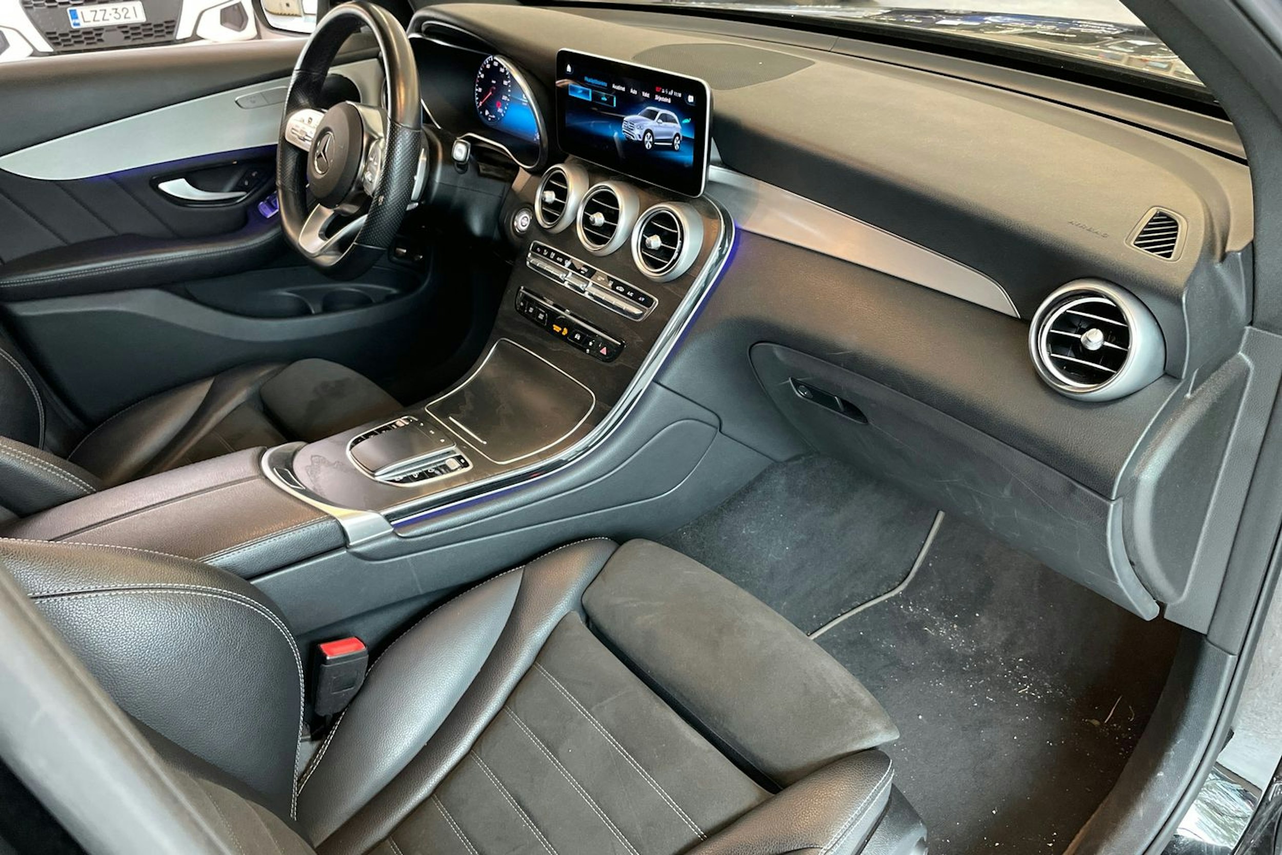 musta Mercedes-Benz GLC 2021 kuva 24.