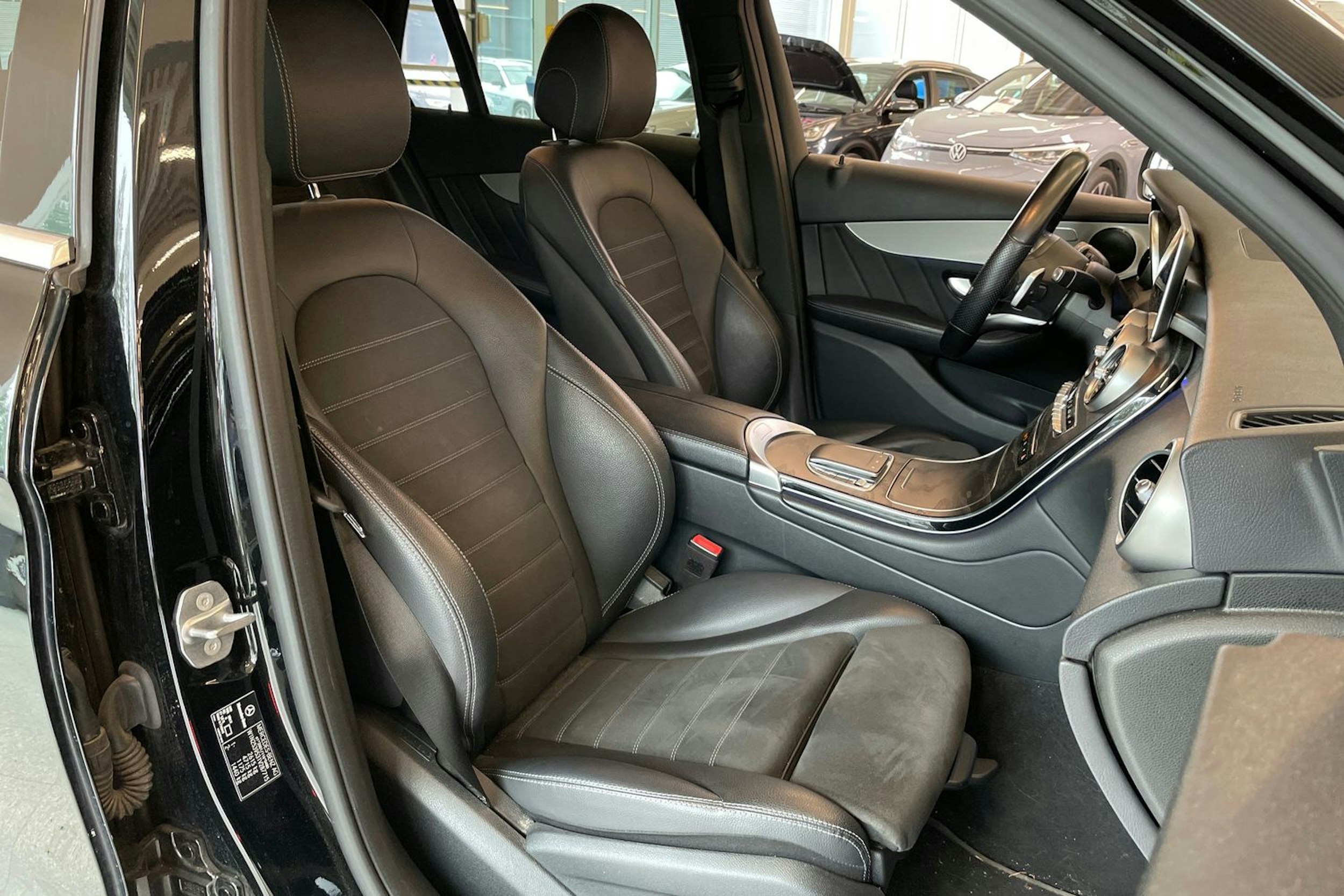 musta Mercedes-Benz GLC 2021 kuva 25.