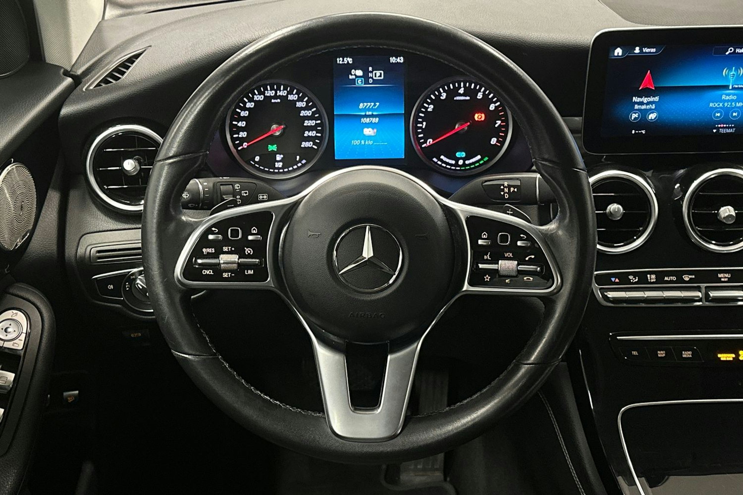 musta Mercedes-Benz GLC 2021 kuva 14.