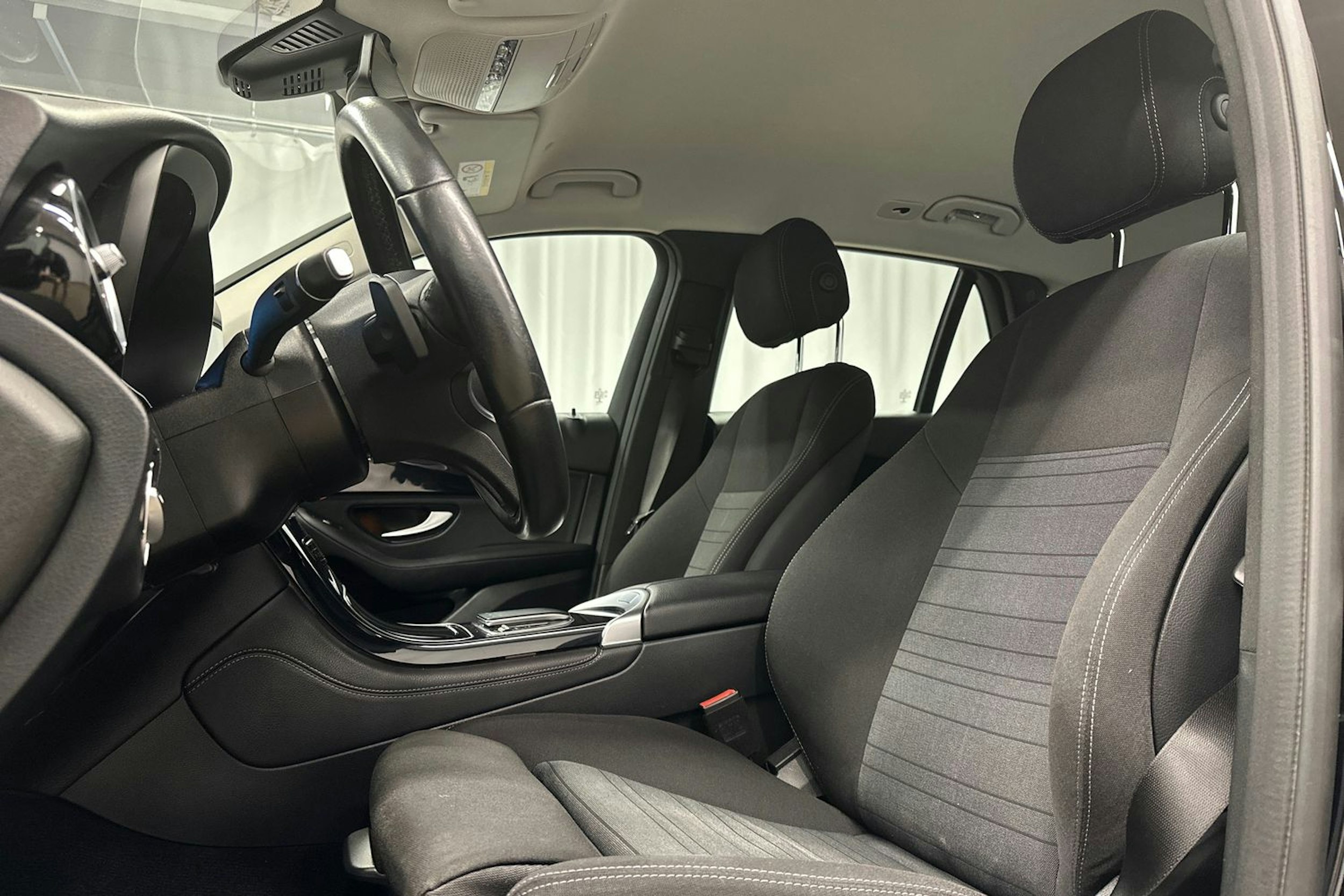 musta Mercedes-Benz GLC 2021 kuva 15.