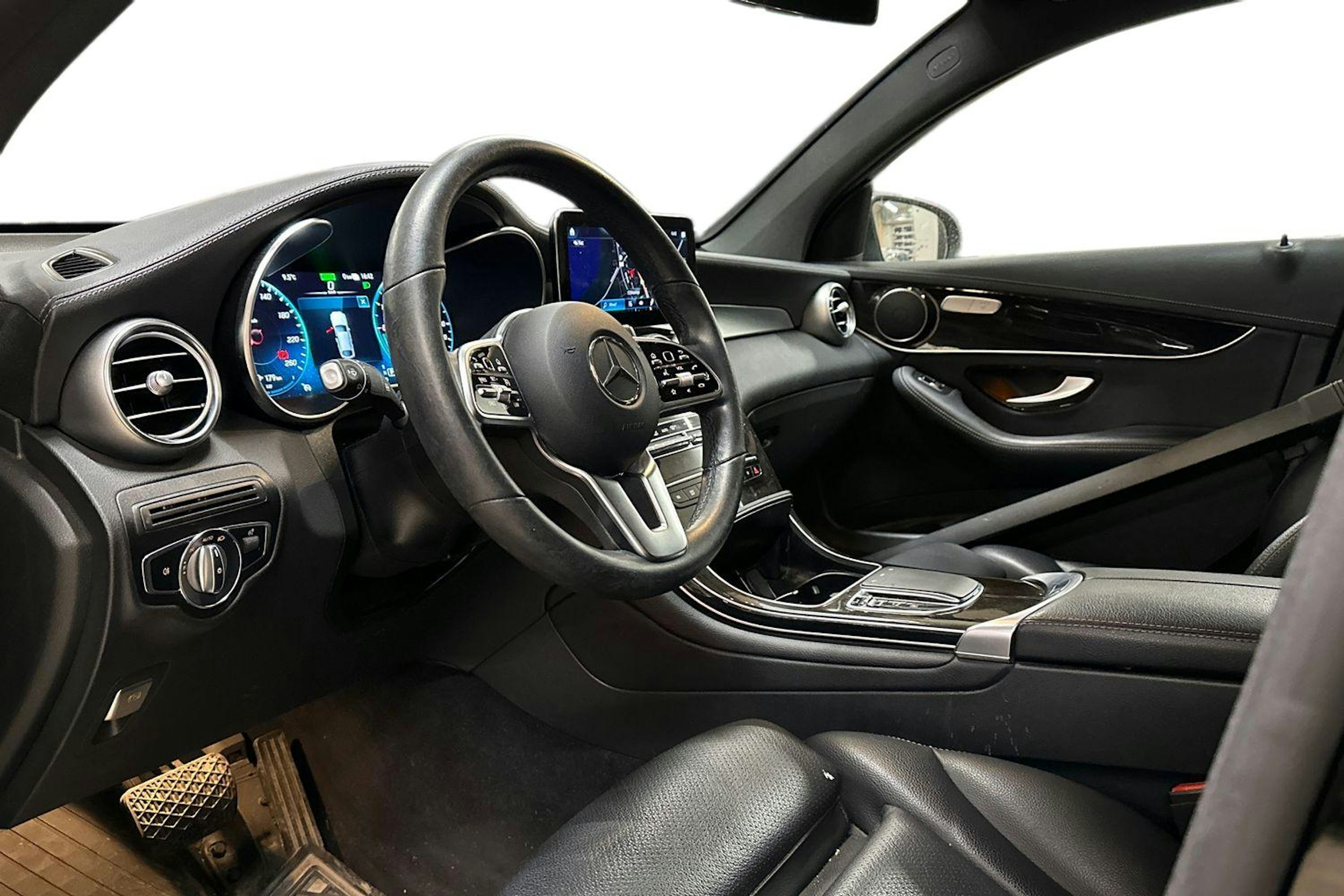 musta Mercedes-Benz GLC 2021 kuva 3.