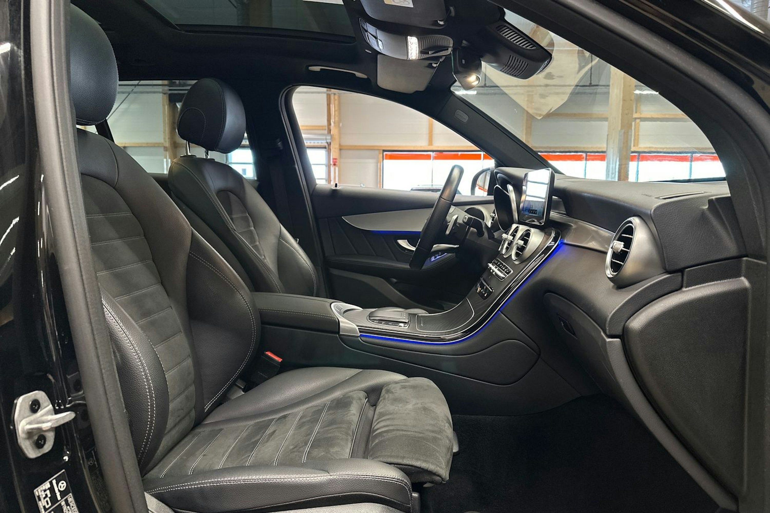 musta Mercedes-Benz GLC 2021 kuva 13.
