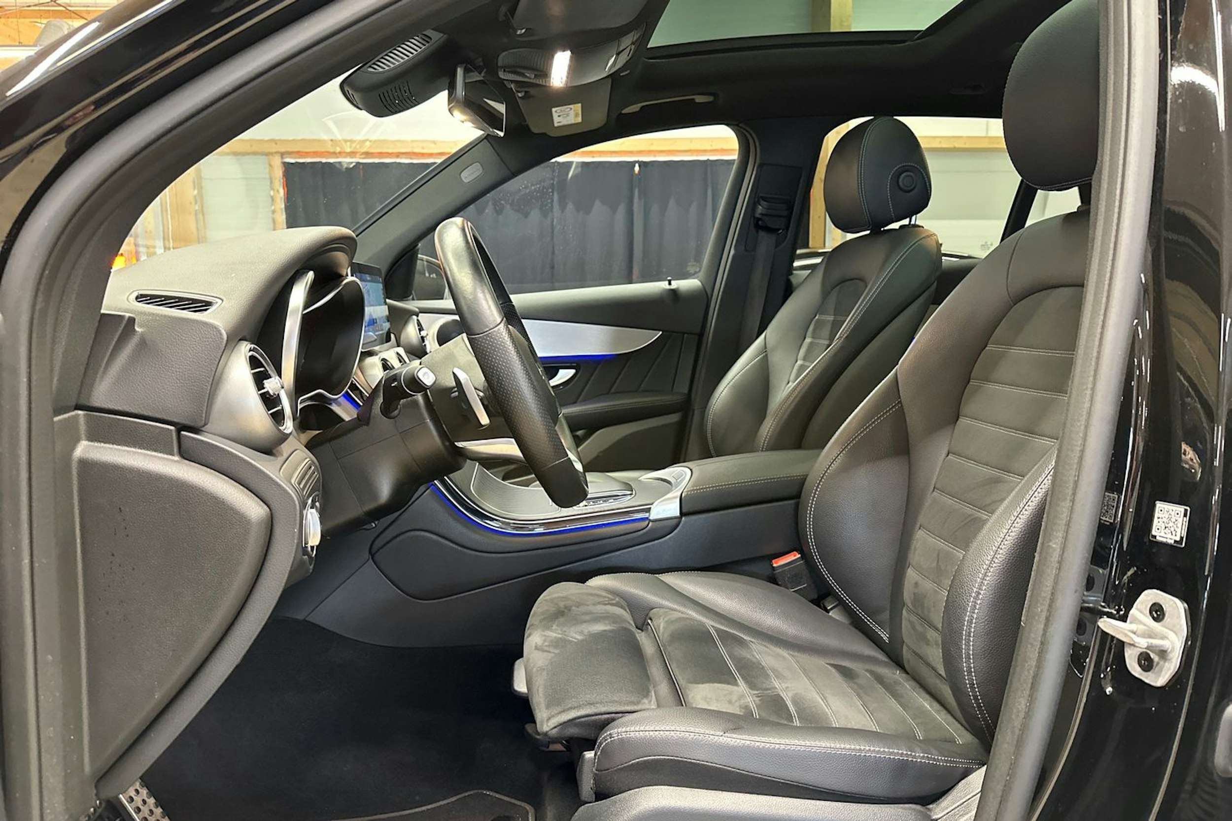 musta Mercedes-Benz GLC 2021 kuva 15.