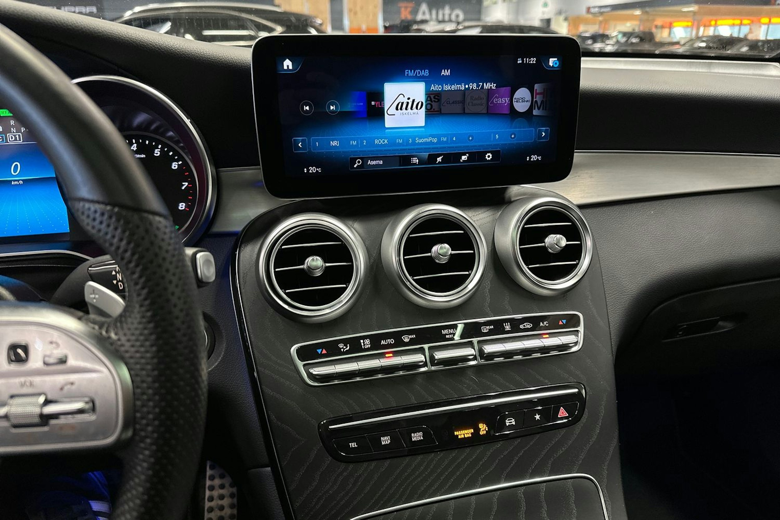 musta Mercedes-Benz GLC 2021 kuva 23.