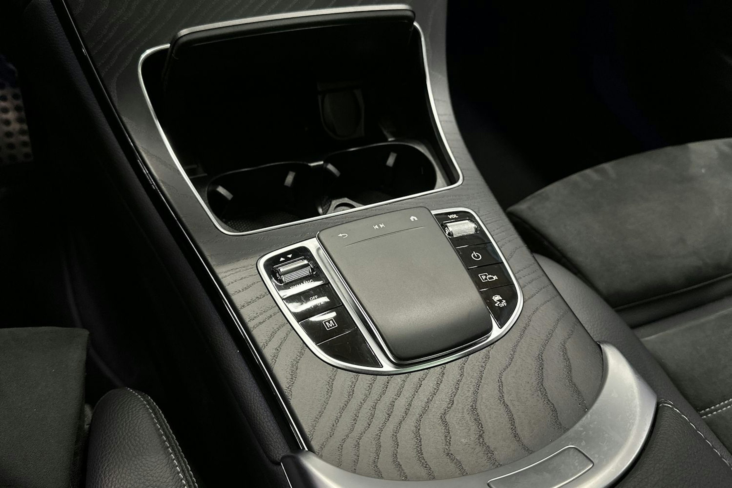musta Mercedes-Benz GLC 2021 kuva 24.