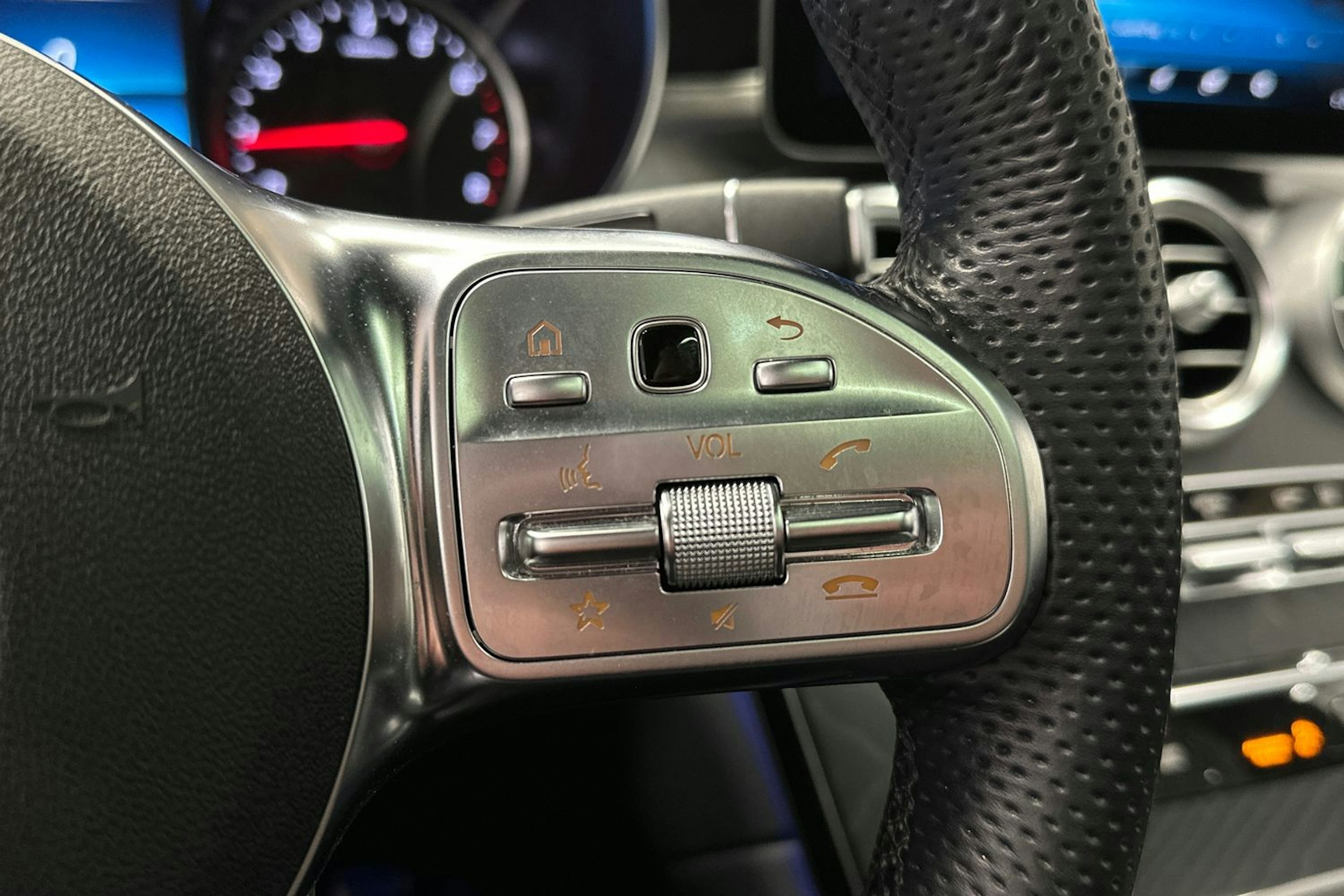 musta Mercedes-Benz GLC 2021 kuva 27.