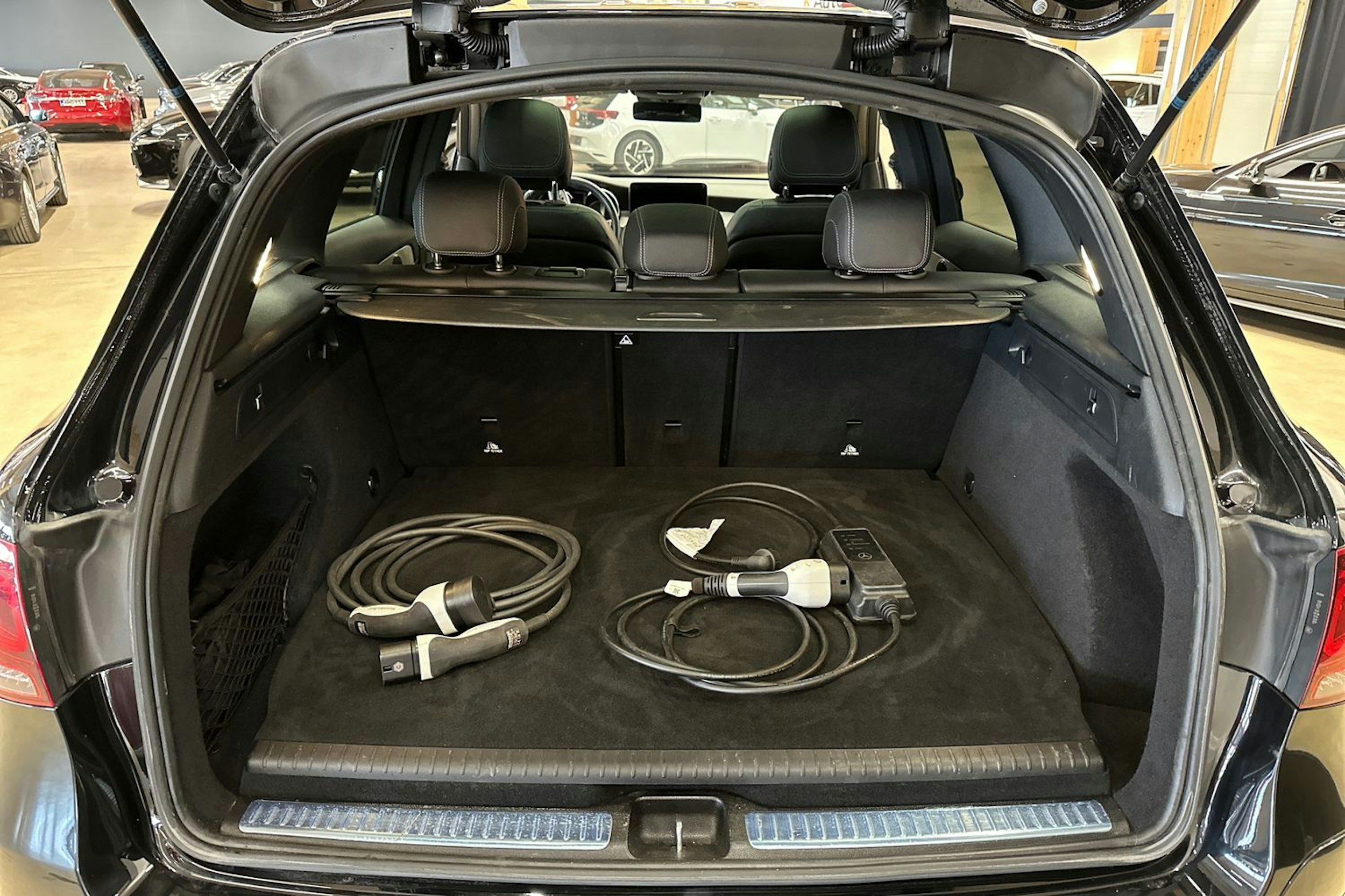 musta Mercedes-Benz GLC 2021 kuva 31.