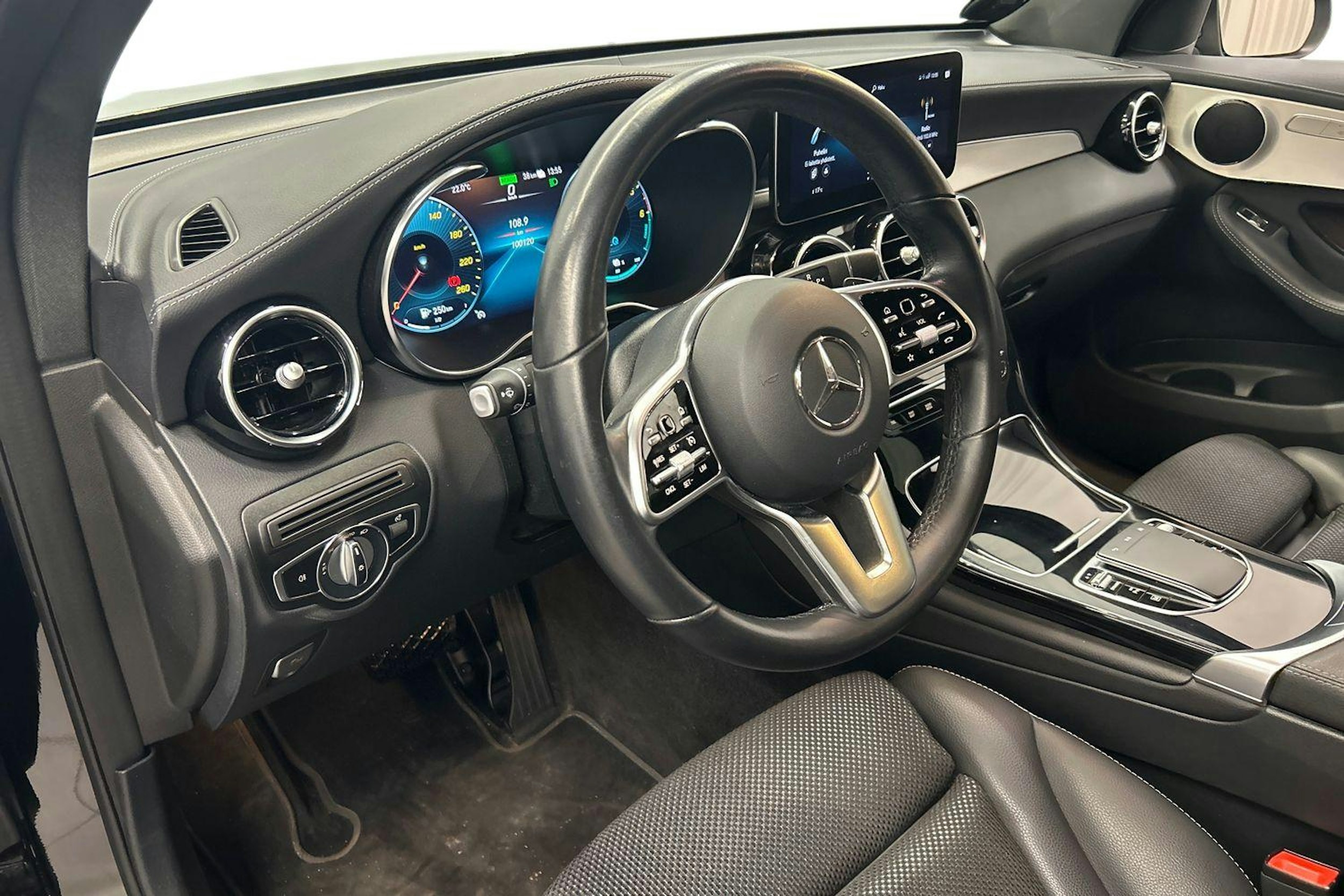 musta Mercedes-Benz GLC 2021 kuva 7.