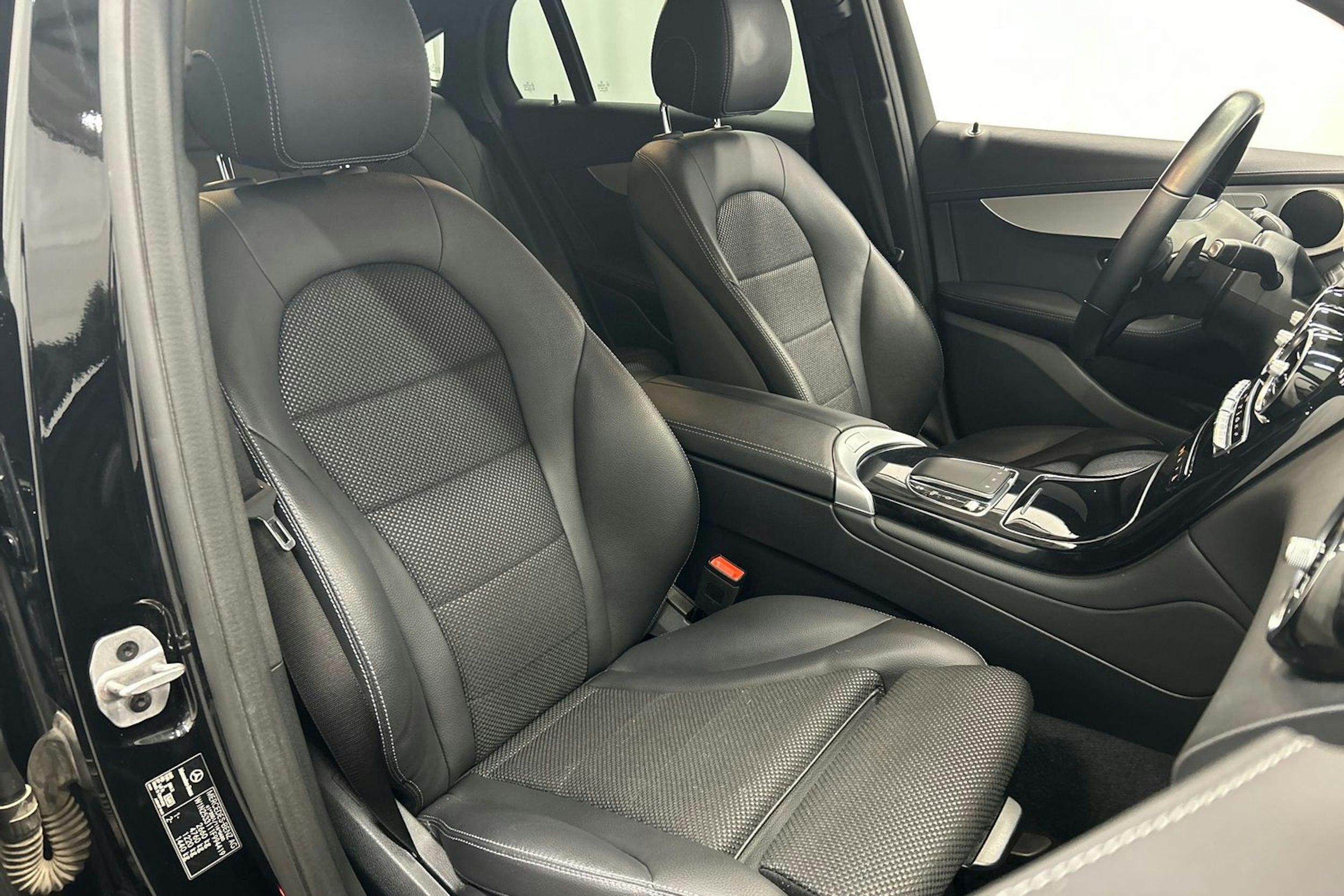 musta Mercedes-Benz GLC 2021 kuva 14.