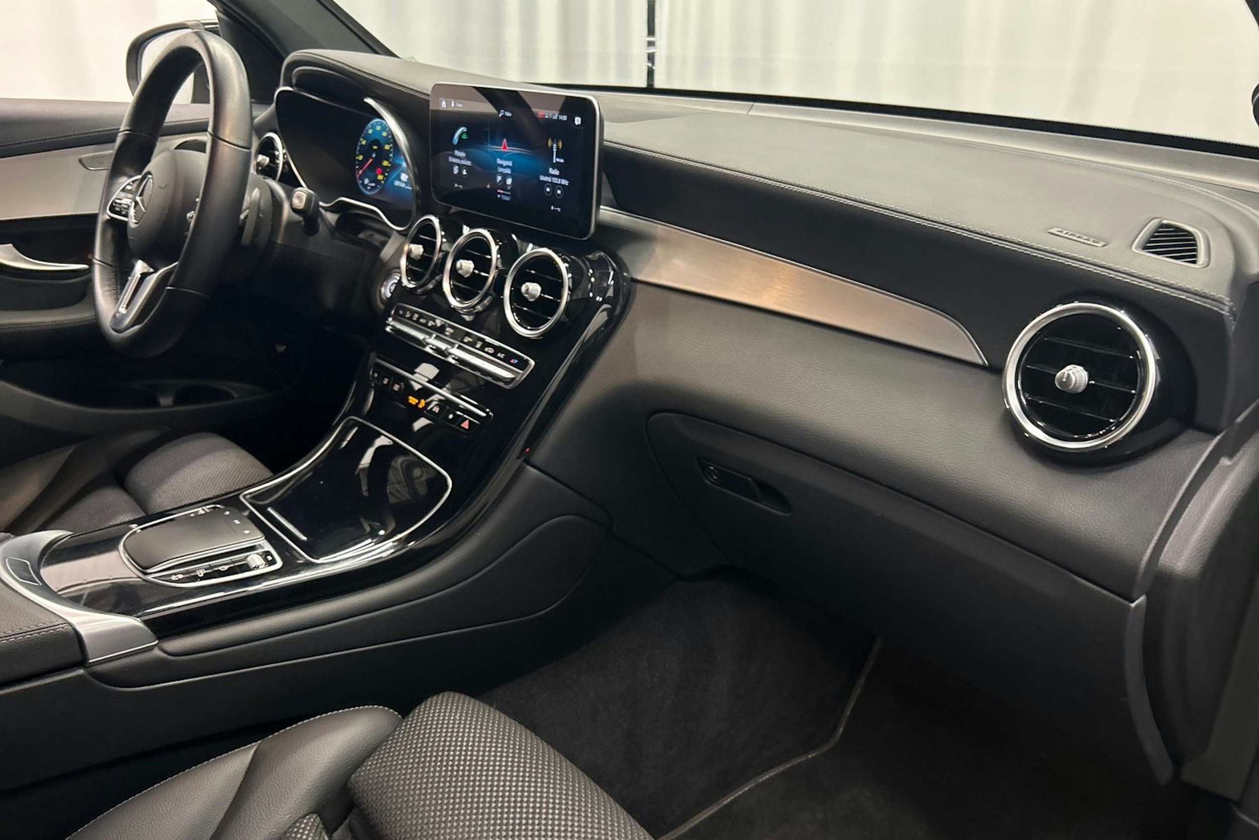 musta Mercedes-Benz GLC 2021 kuva 15.