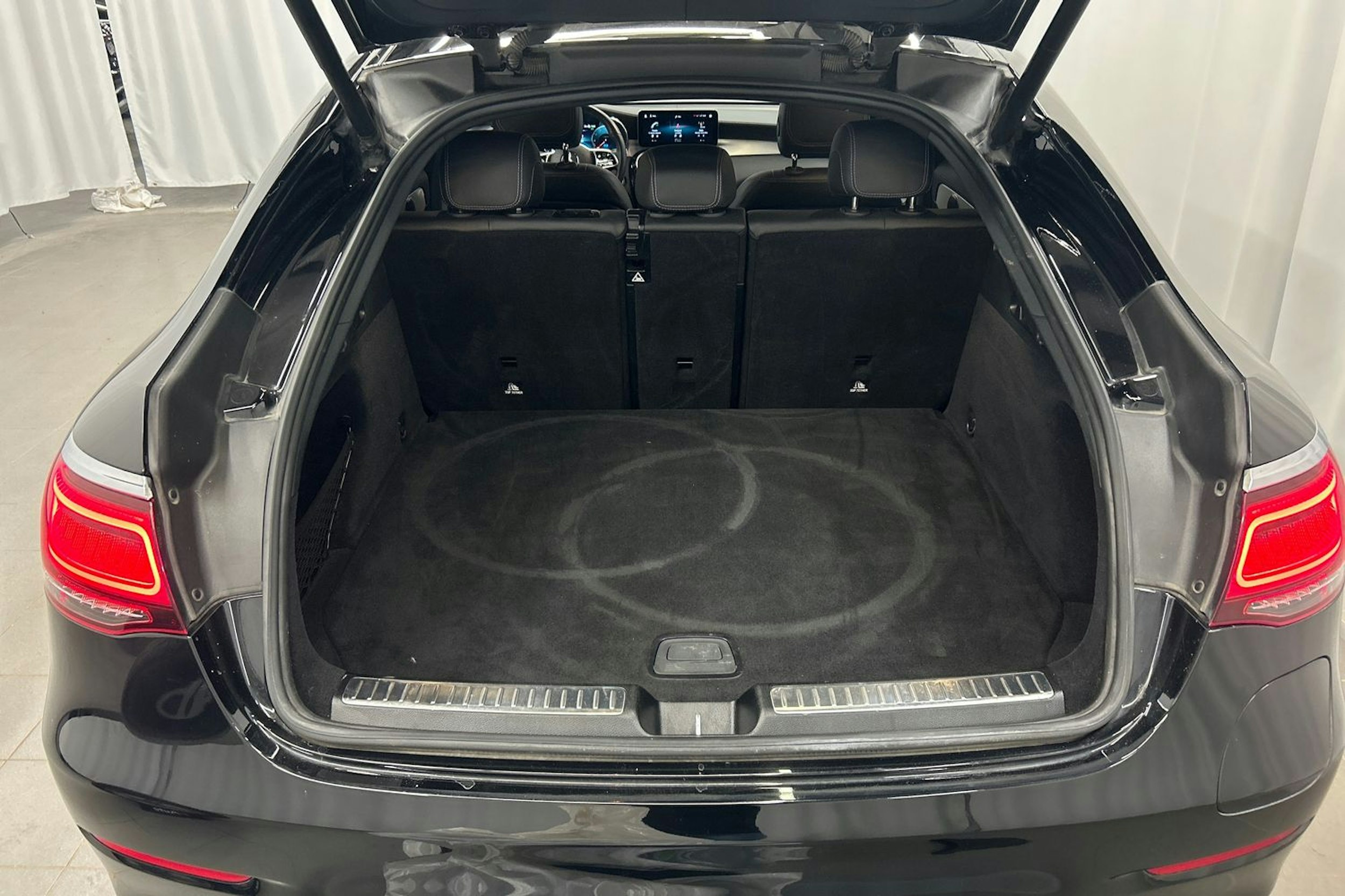 musta Mercedes-Benz GLC 2021 kuva 16.