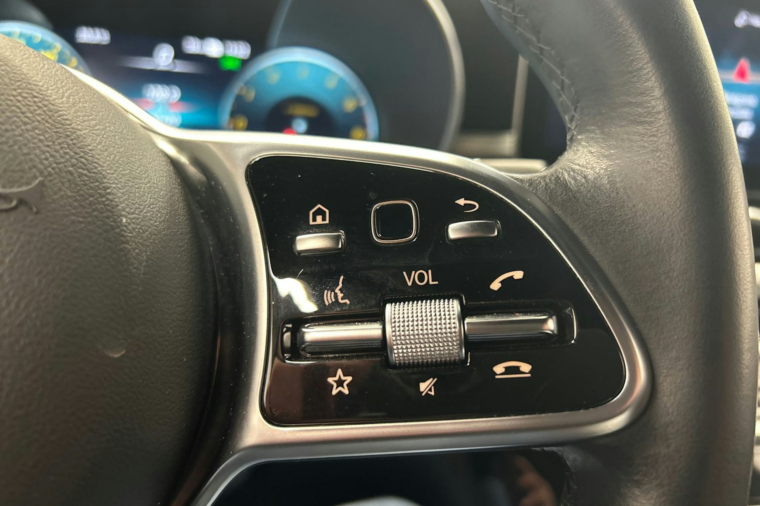 musta Mercedes-Benz GLC 2021 kuva 22.