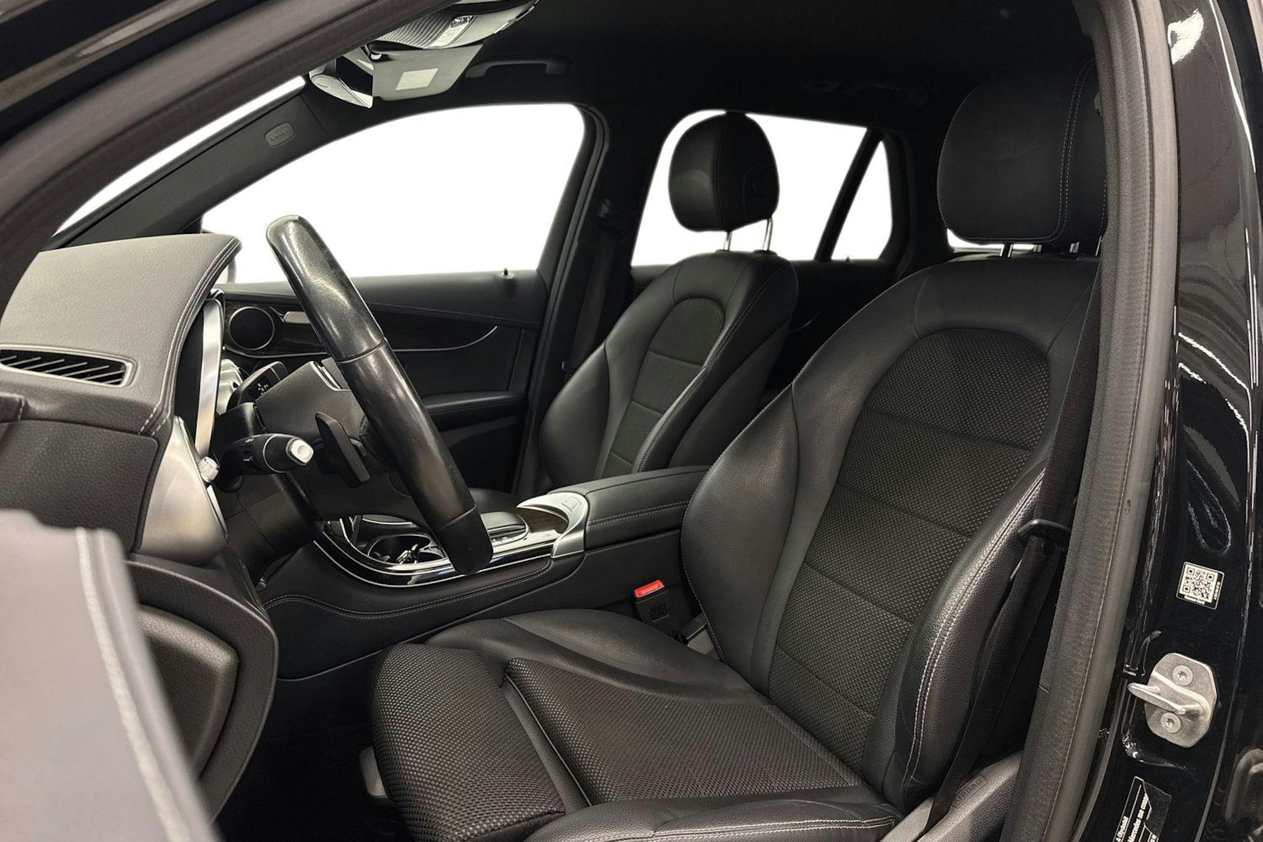 musta Mercedes-Benz GLC 2021 kuva 11.