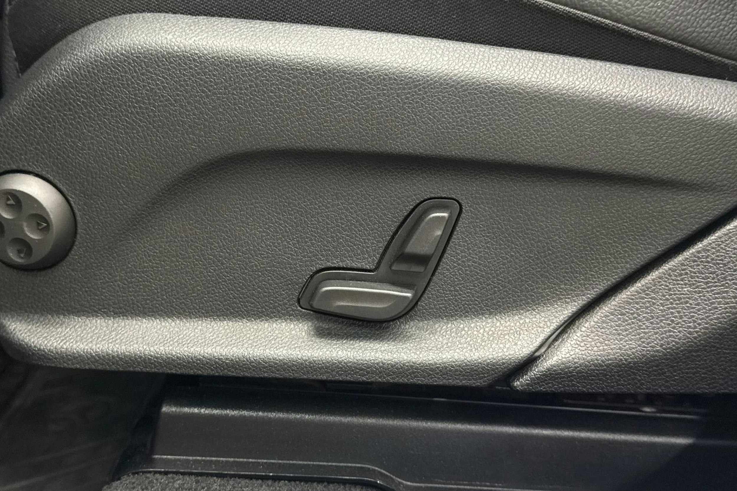 musta Mercedes-Benz GLC 2021 kuva 13.