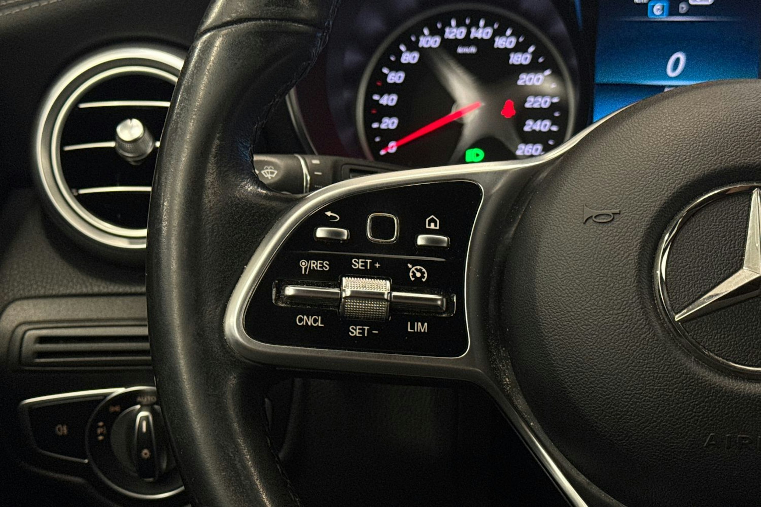 musta Mercedes-Benz GLC 2021 kuva 15.
