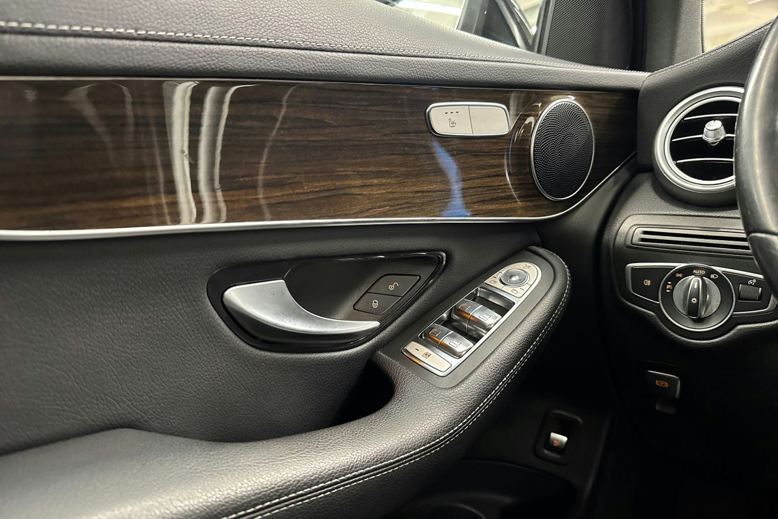 musta Mercedes-Benz GLC 2021 kuva 19.