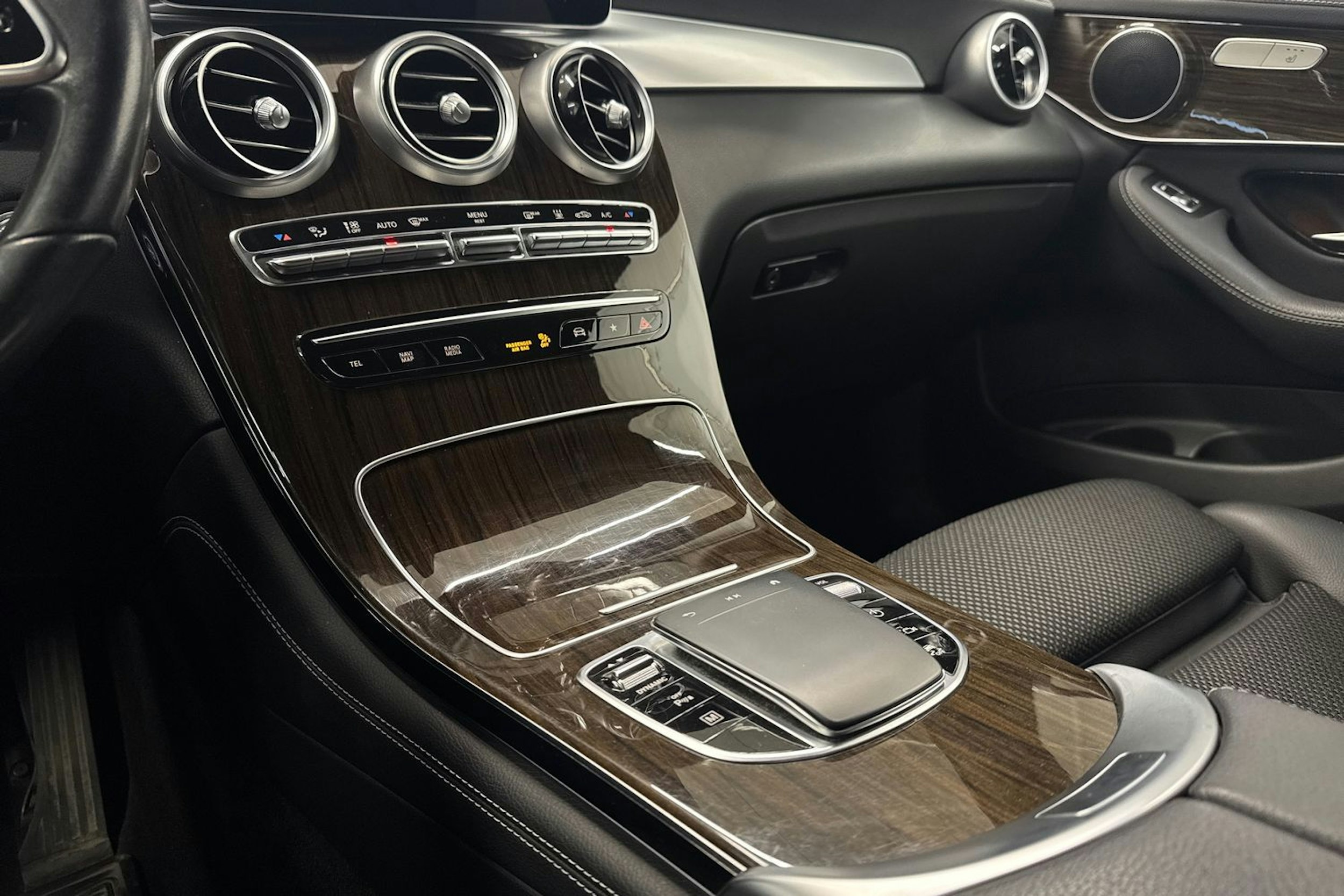 musta Mercedes-Benz GLC 2021 kuva 20.
