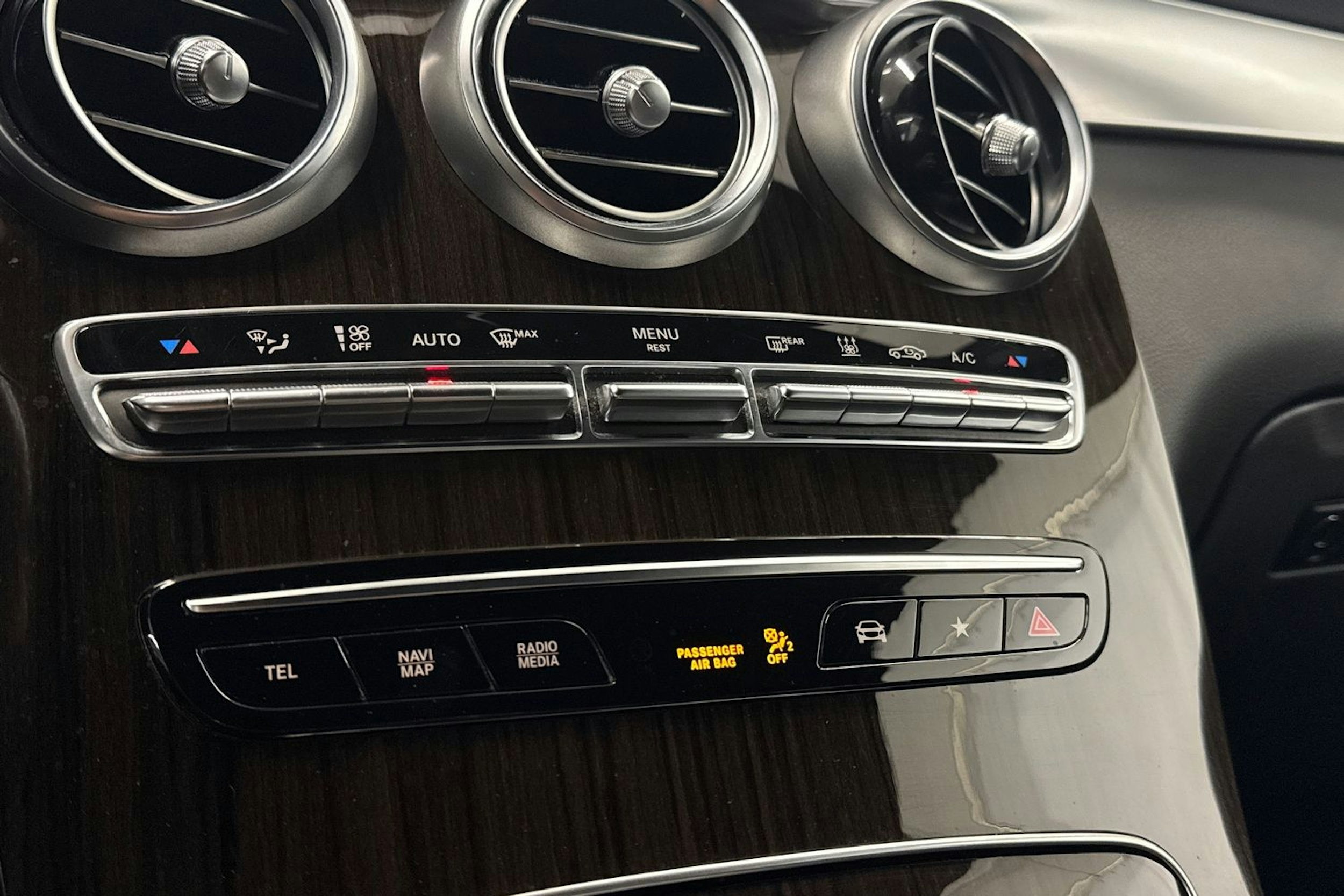 musta Mercedes-Benz GLC 2021 kuva 23.