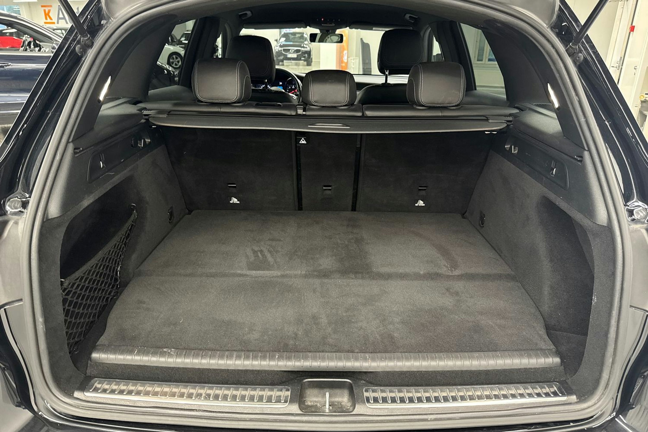 musta Mercedes-Benz GLC 2021 kuva 38.