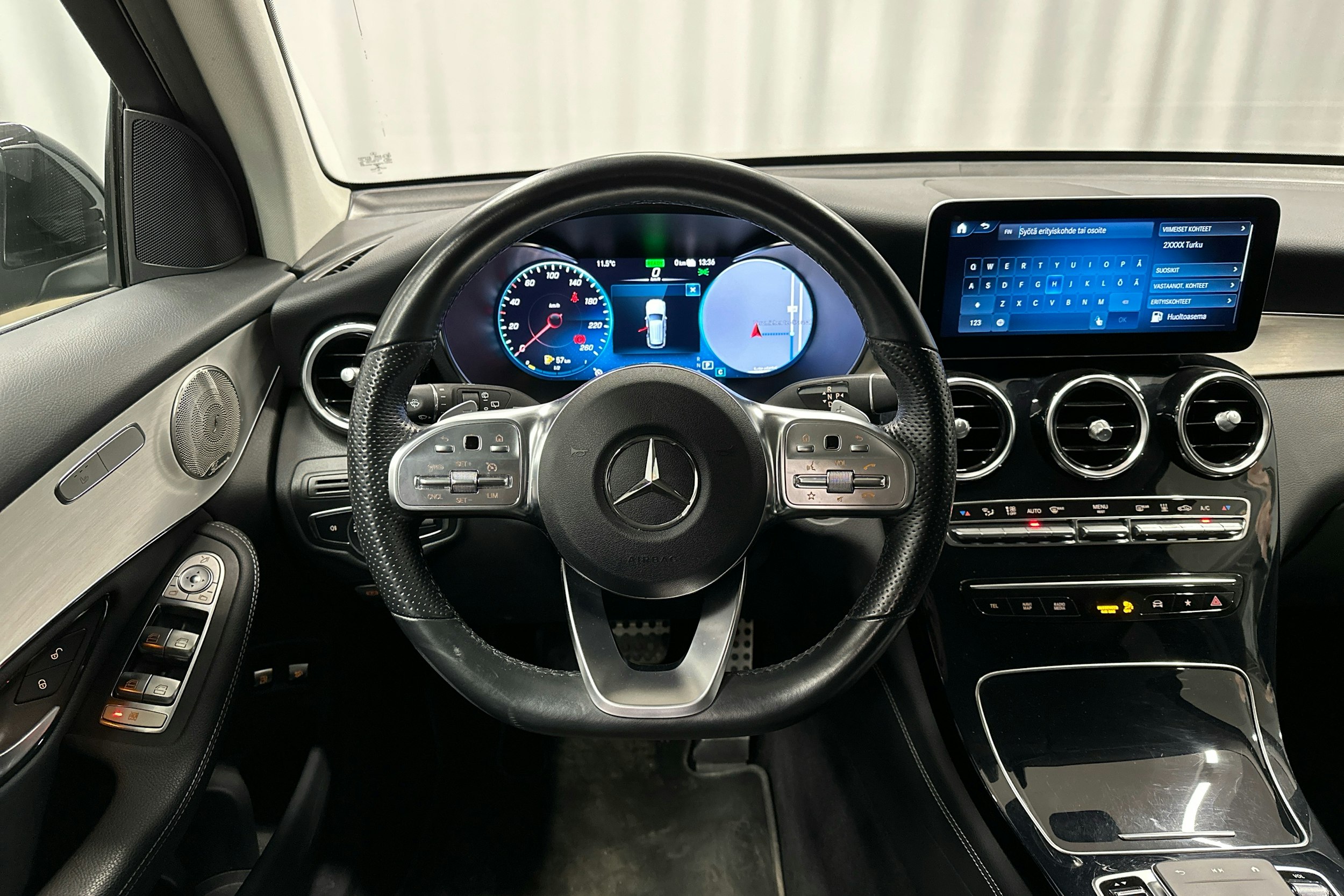 musta Mercedes-Benz GLC 2021 kuva 8.