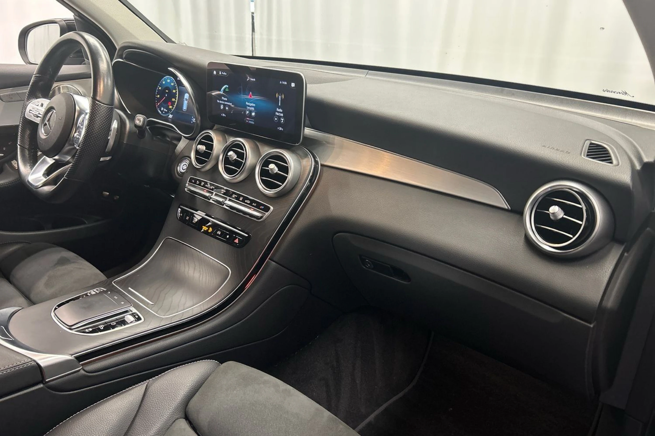 musta Mercedes-Benz GLC 2021 kuva 11.