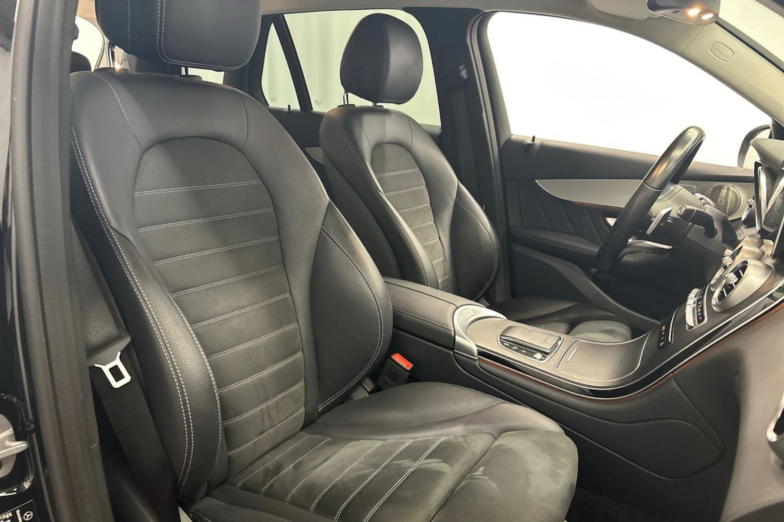 musta Mercedes-Benz GLC 2021 kuva 12.
