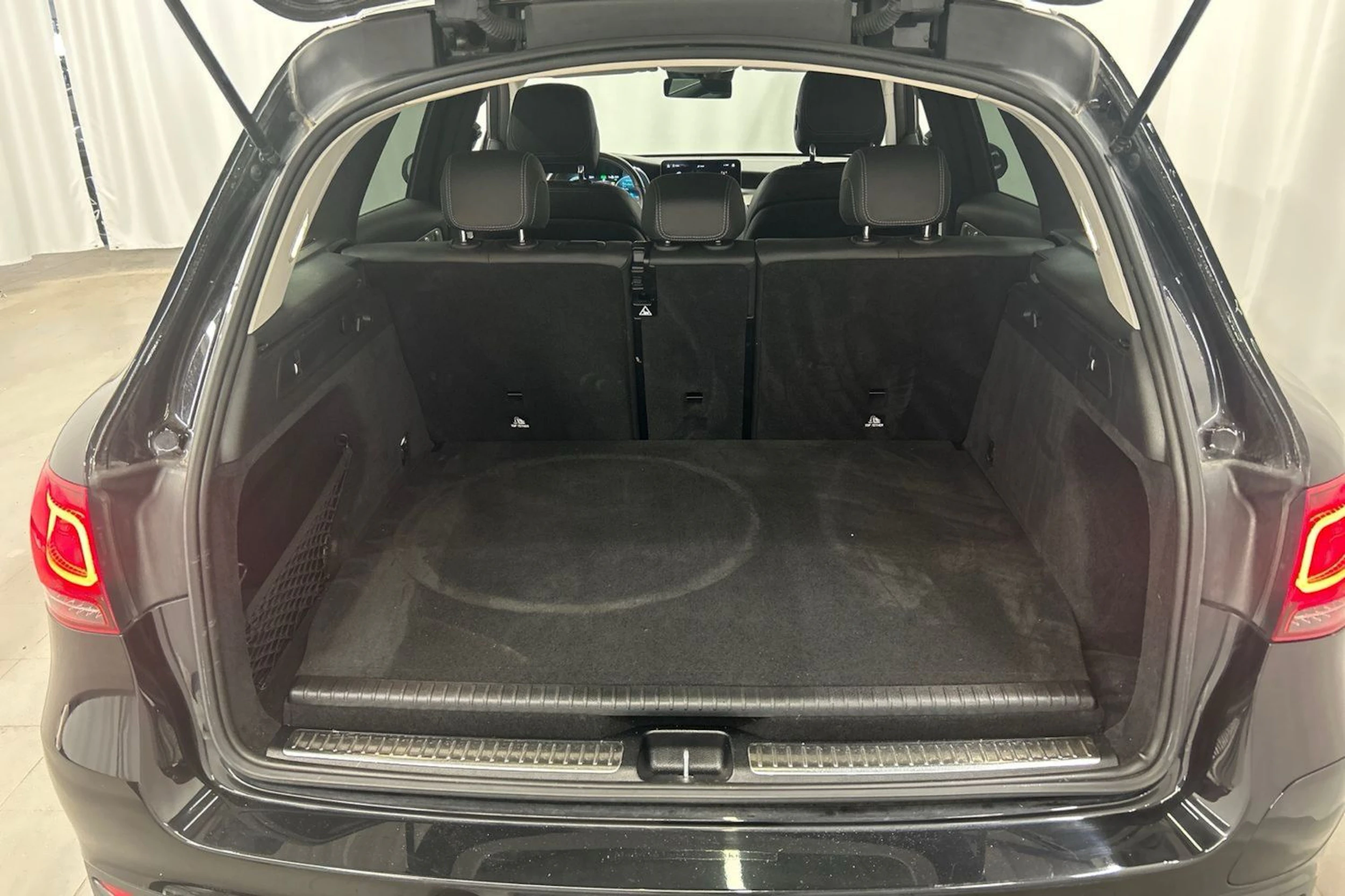 musta Mercedes-Benz GLC 2021 kuva 13.