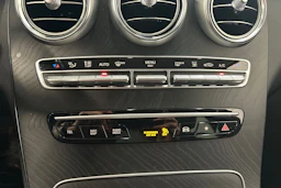 musta Mercedes-Benz GLC 2021 kuva 27.