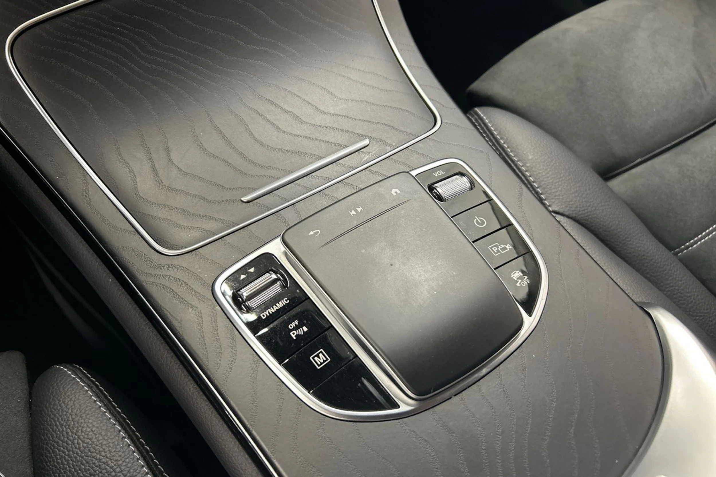 musta Mercedes-Benz GLC 2021 kuva 28.