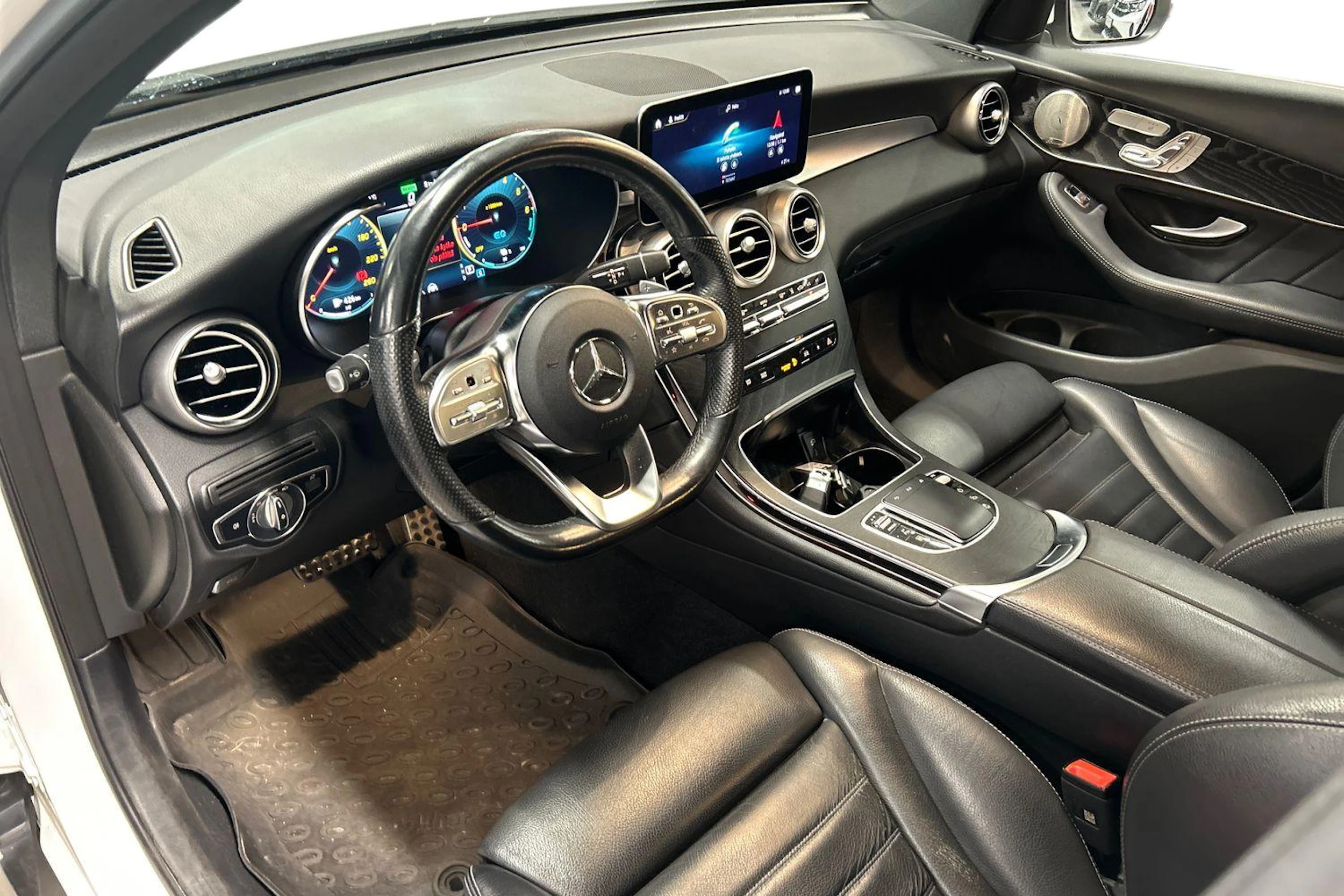 valkoinen Mercedes-Benz GLC 2021 kuva 3.