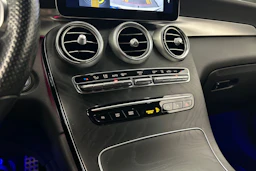 valkoinen Mercedes-Benz GLC 2021 kuva 29.