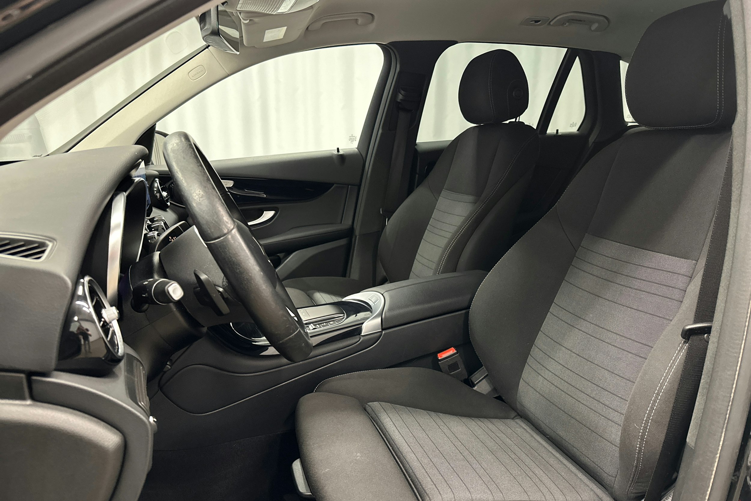 musta Mercedes-Benz GLC 2021 kuva 17.