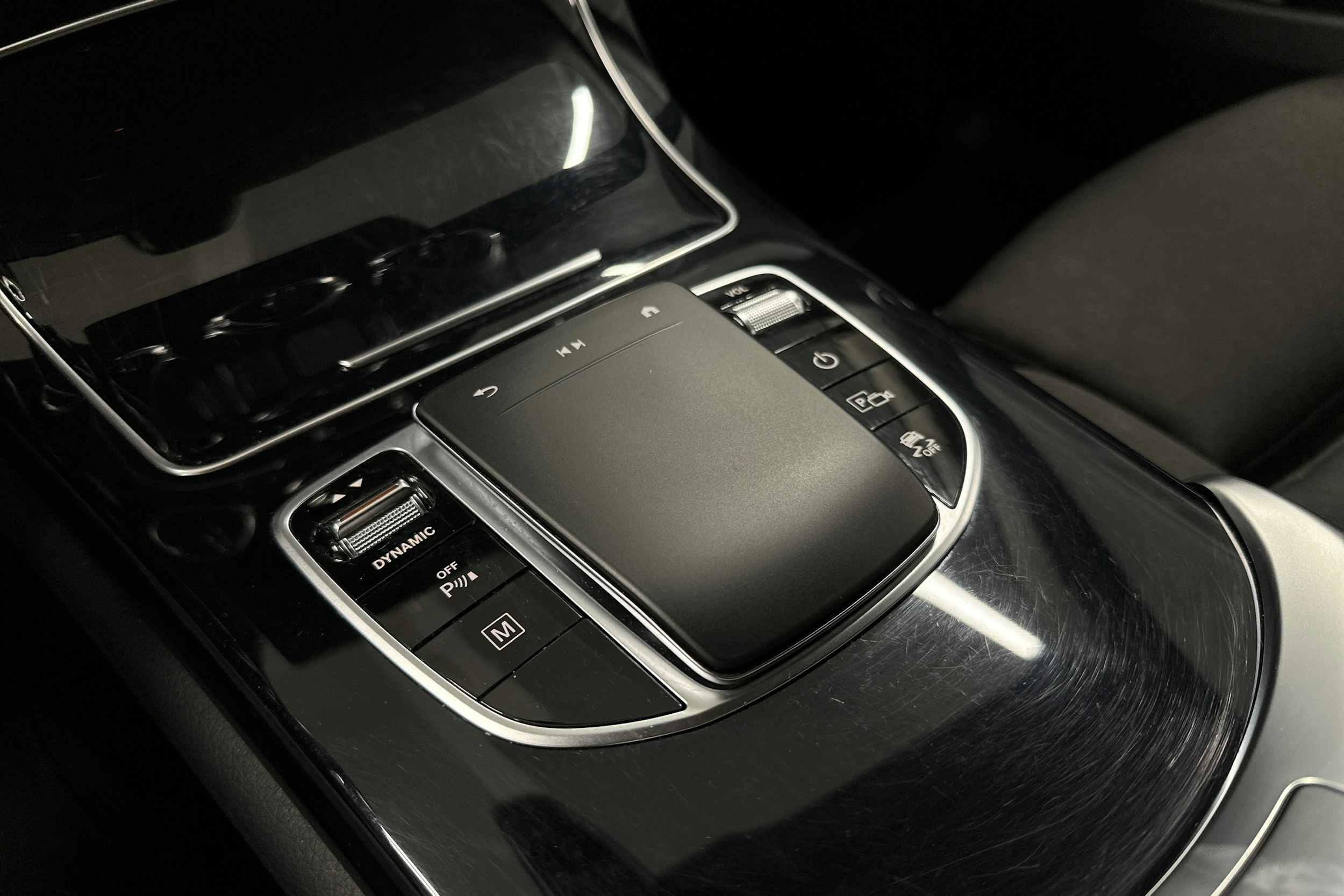 musta Mercedes-Benz GLC 2021 kuva 28.