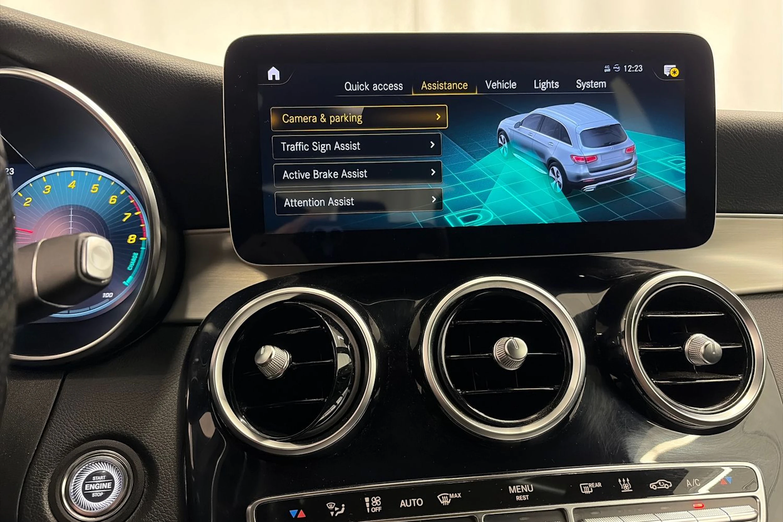 harmaa Mercedes-Benz GLC 2021 kuva 26.