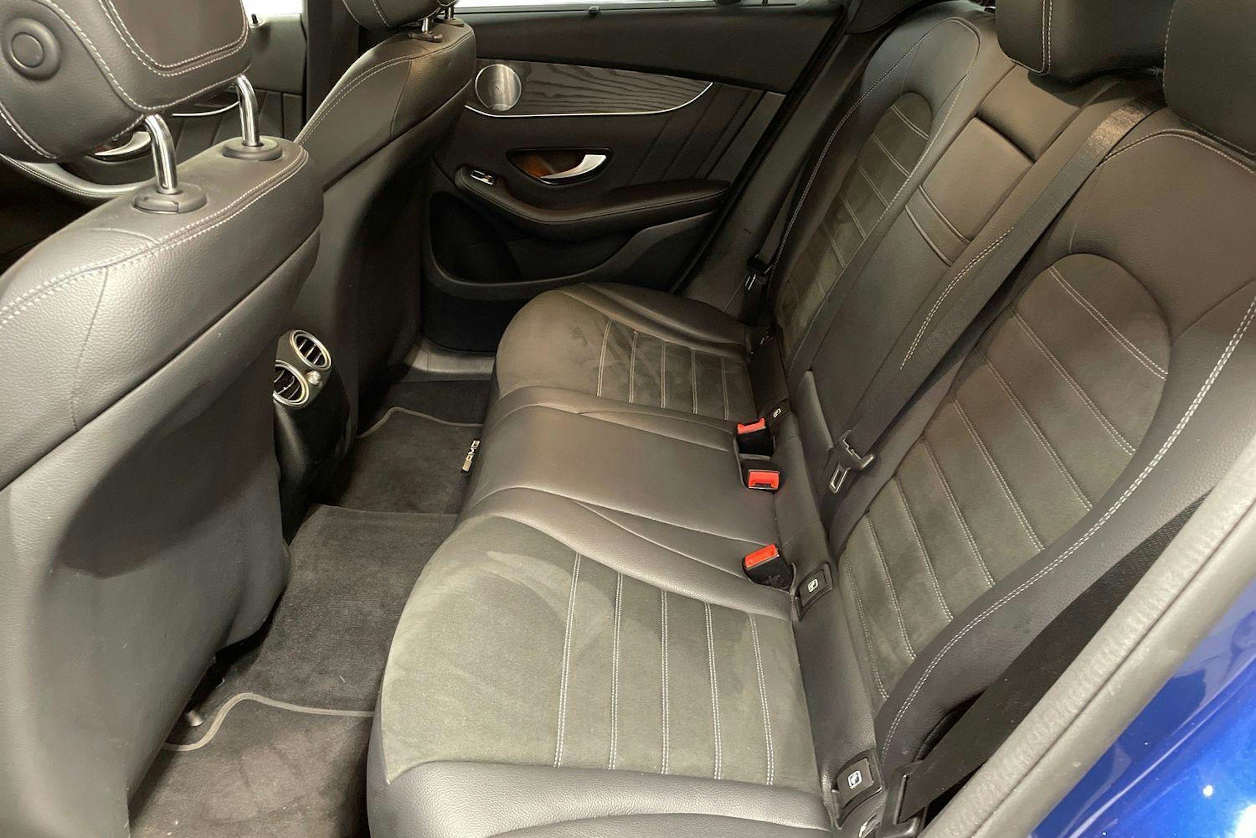 sininen Mercedes-Benz GLC 2021 kuva 8.