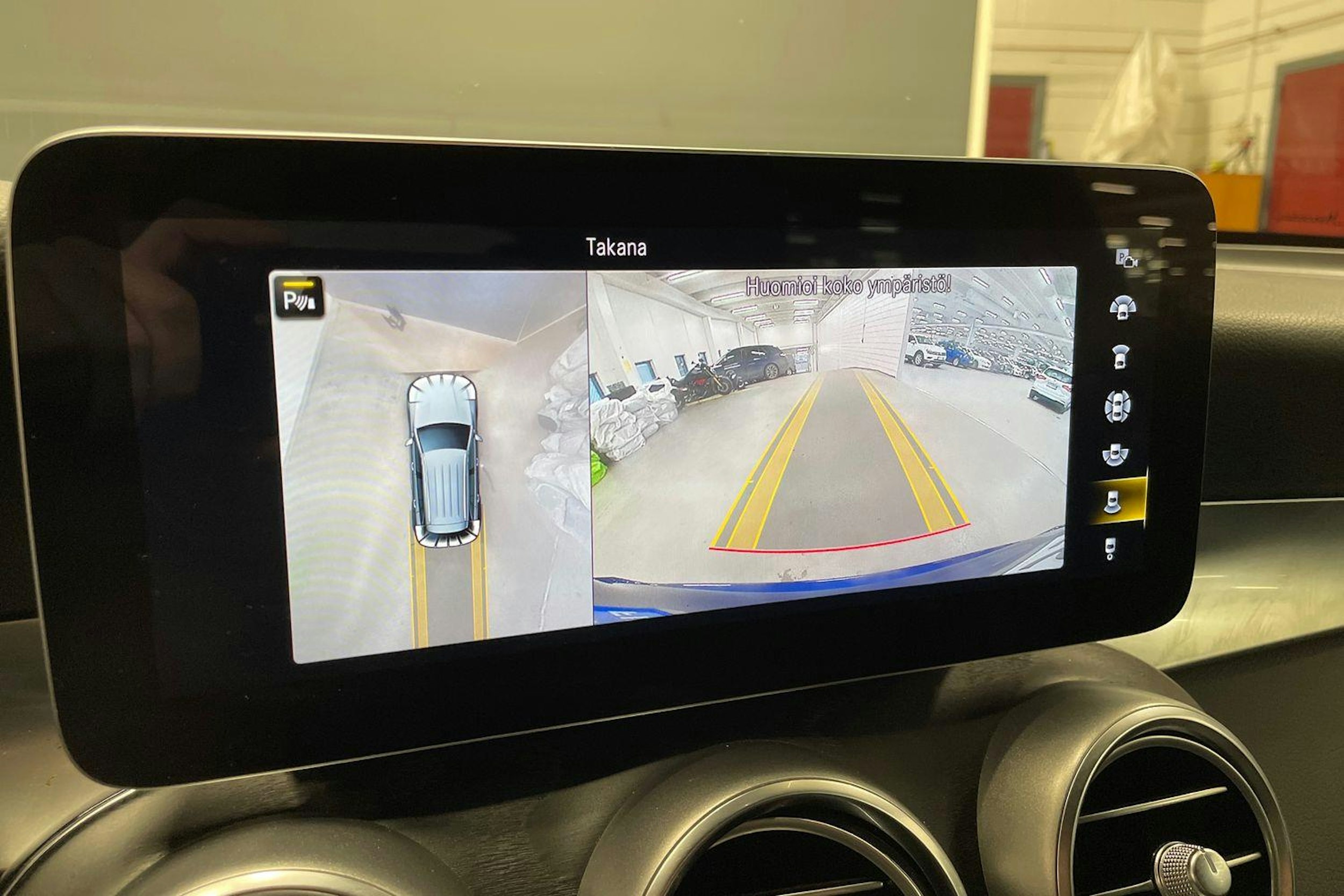 sininen Mercedes-Benz GLC 2021 kuva 18.