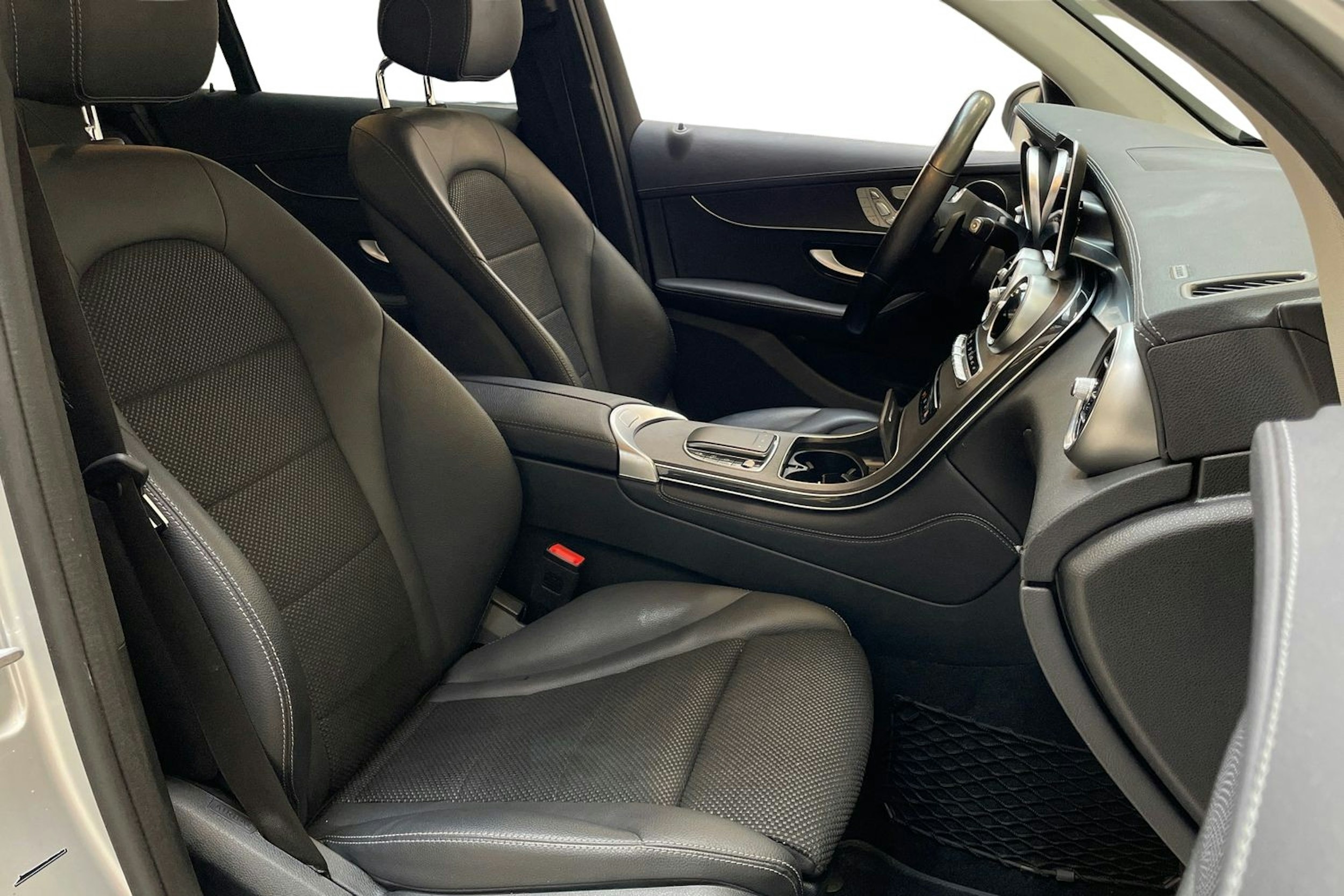 harmaa Mercedes-Benz GLC 2021 kuva 10.