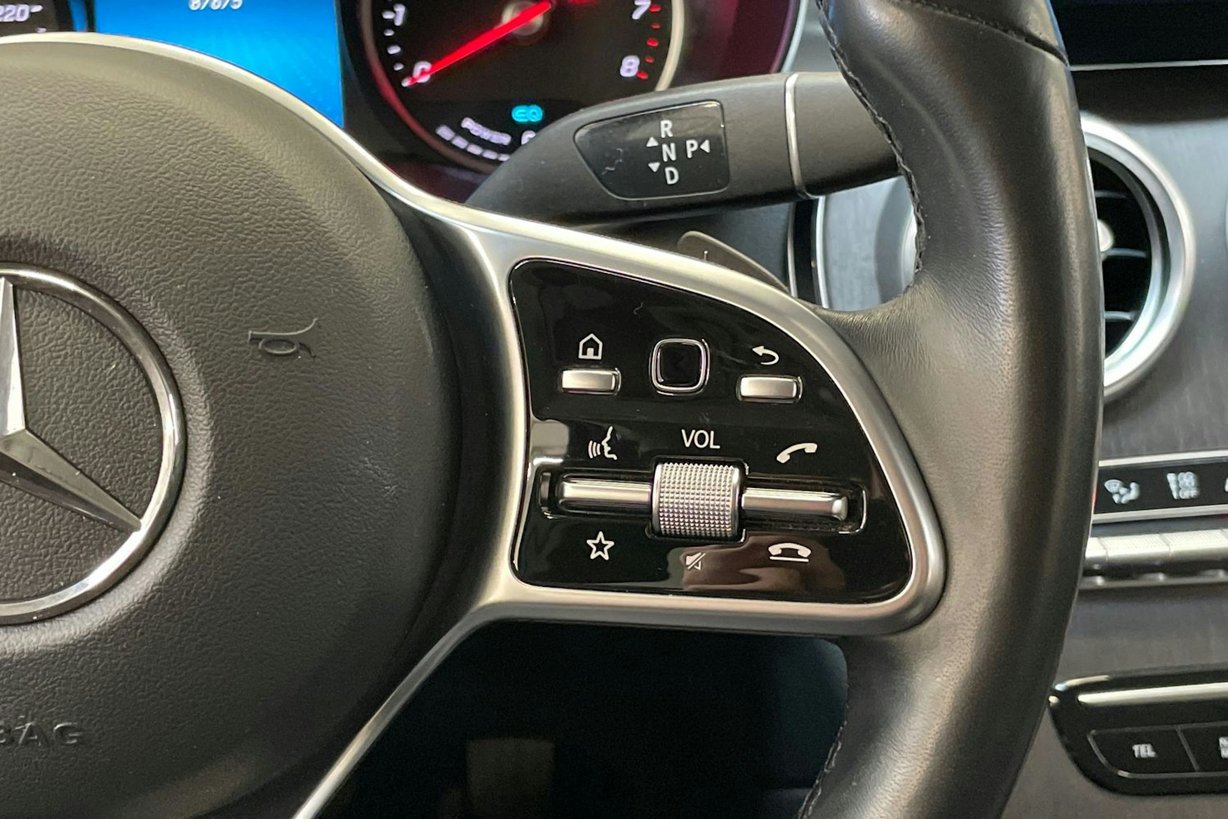 harmaa Mercedes-Benz GLC 2021 kuva 18.