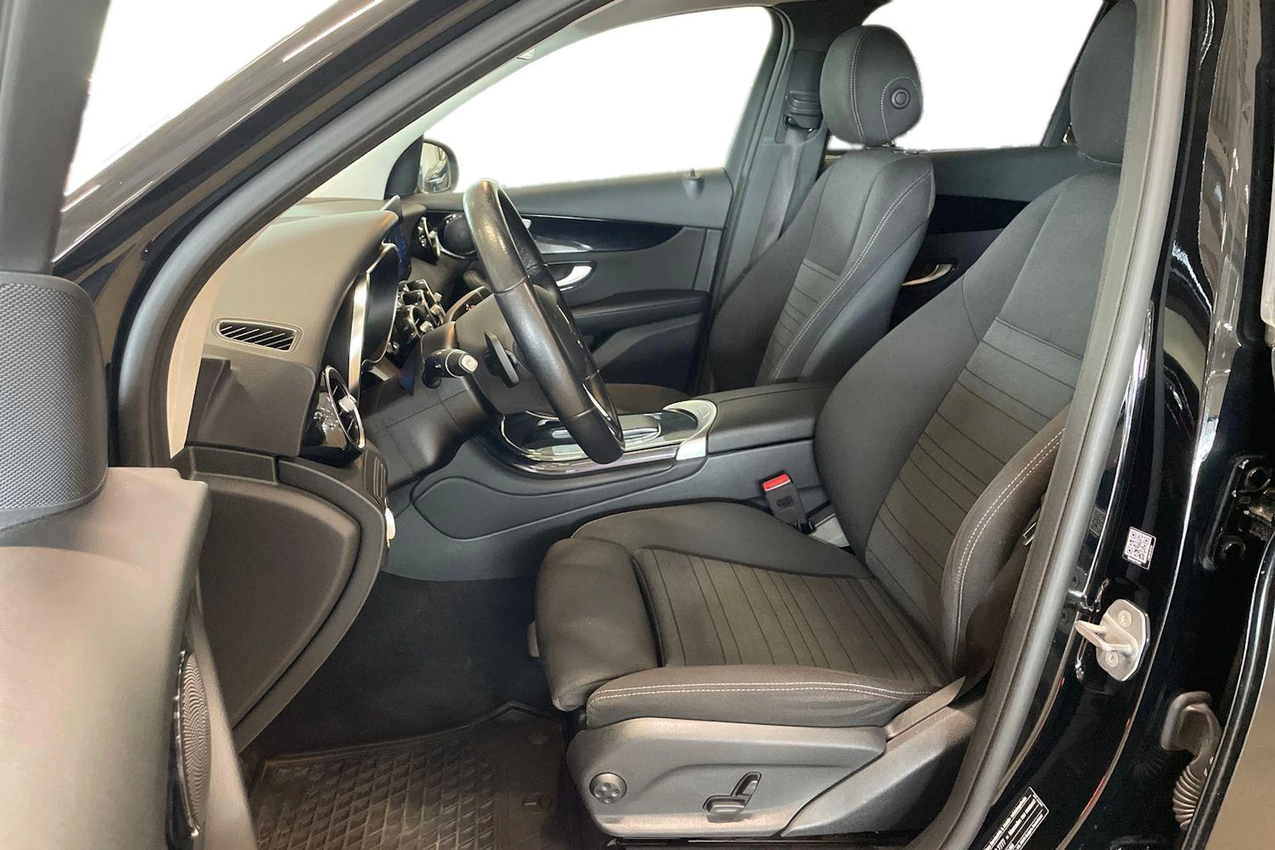 musta Mercedes-Benz GLC 2021 kuva 6.