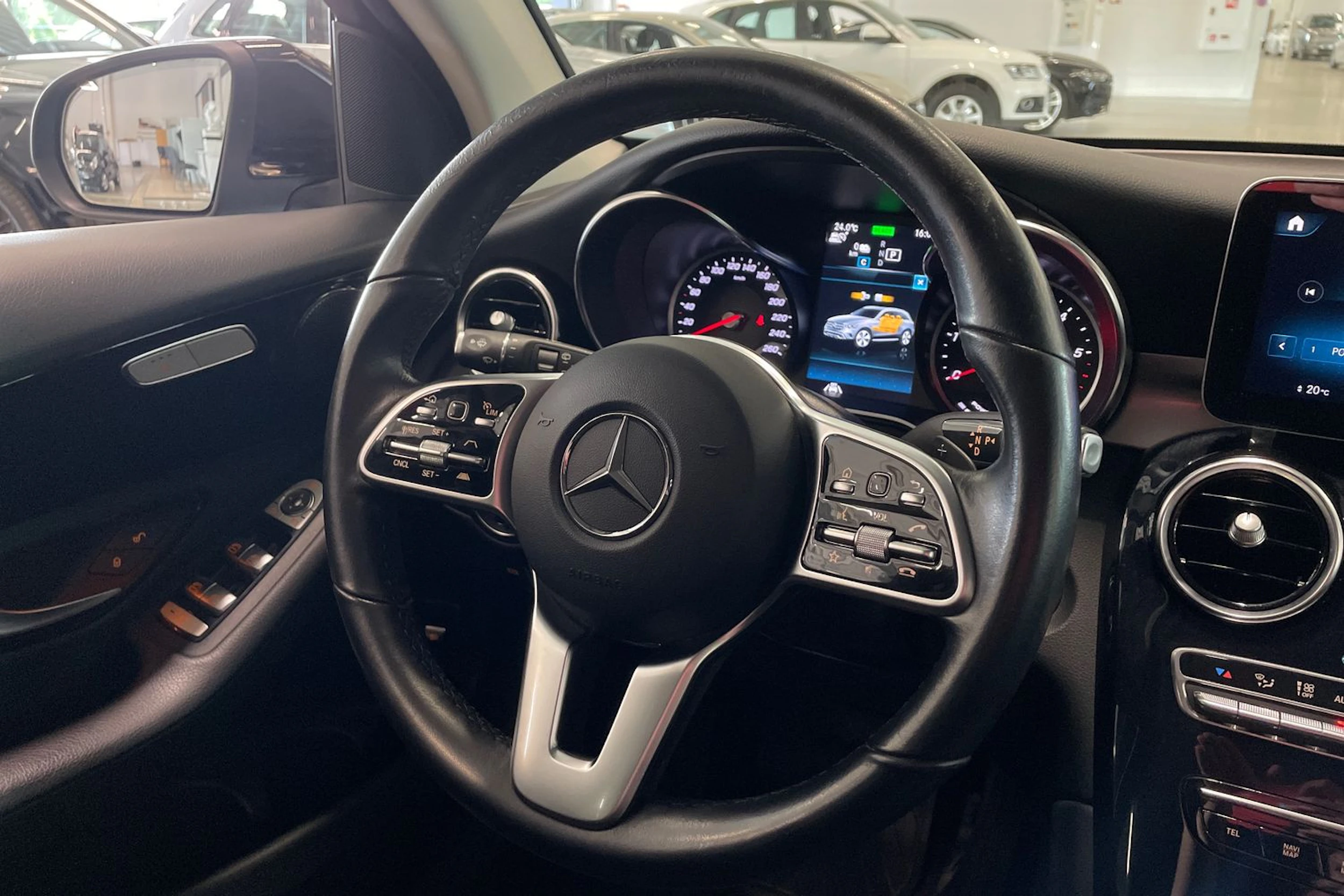 musta Mercedes-Benz GLC 2021 kuva 11.