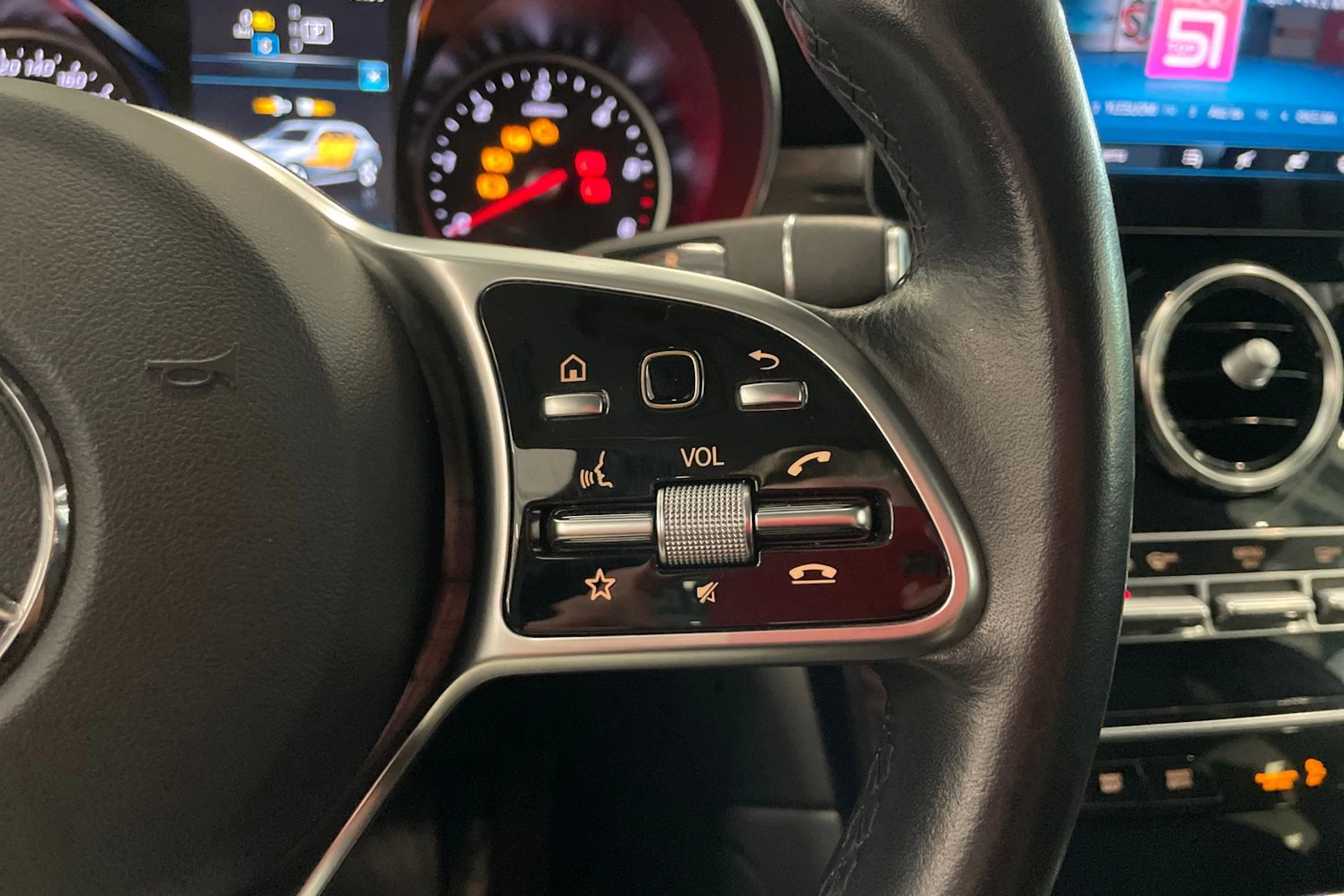 musta Mercedes-Benz GLC 2021 kuva 13.