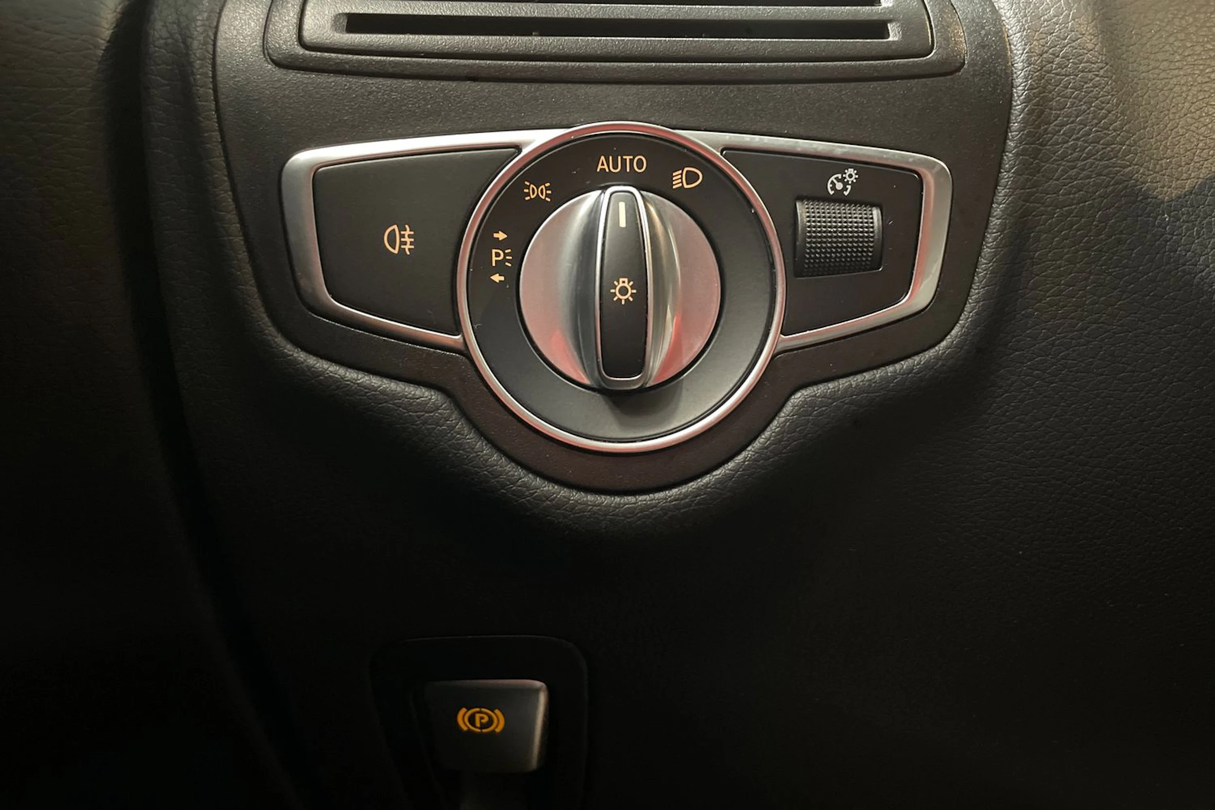 musta Mercedes-Benz GLC 2021 kuva 16.
